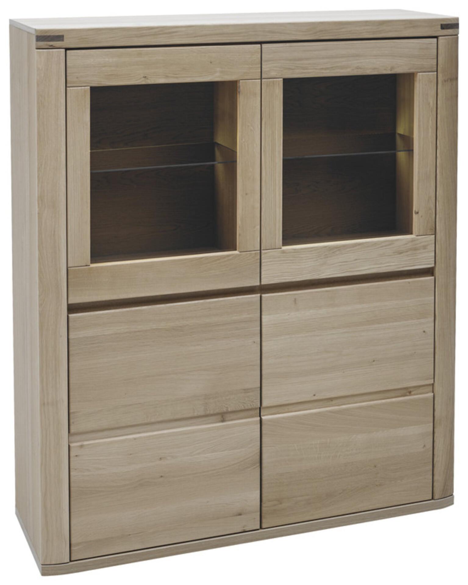Highboard Timos mit zwei Glastüren im oberen Bereich und zwei Schubladen sowie einem geschlossenen Fach darunter, dargestellt aus Frontalperspektive mit einer feinen, vertikalen Maserung auf den Fronten und unsichtbaren Griffen.