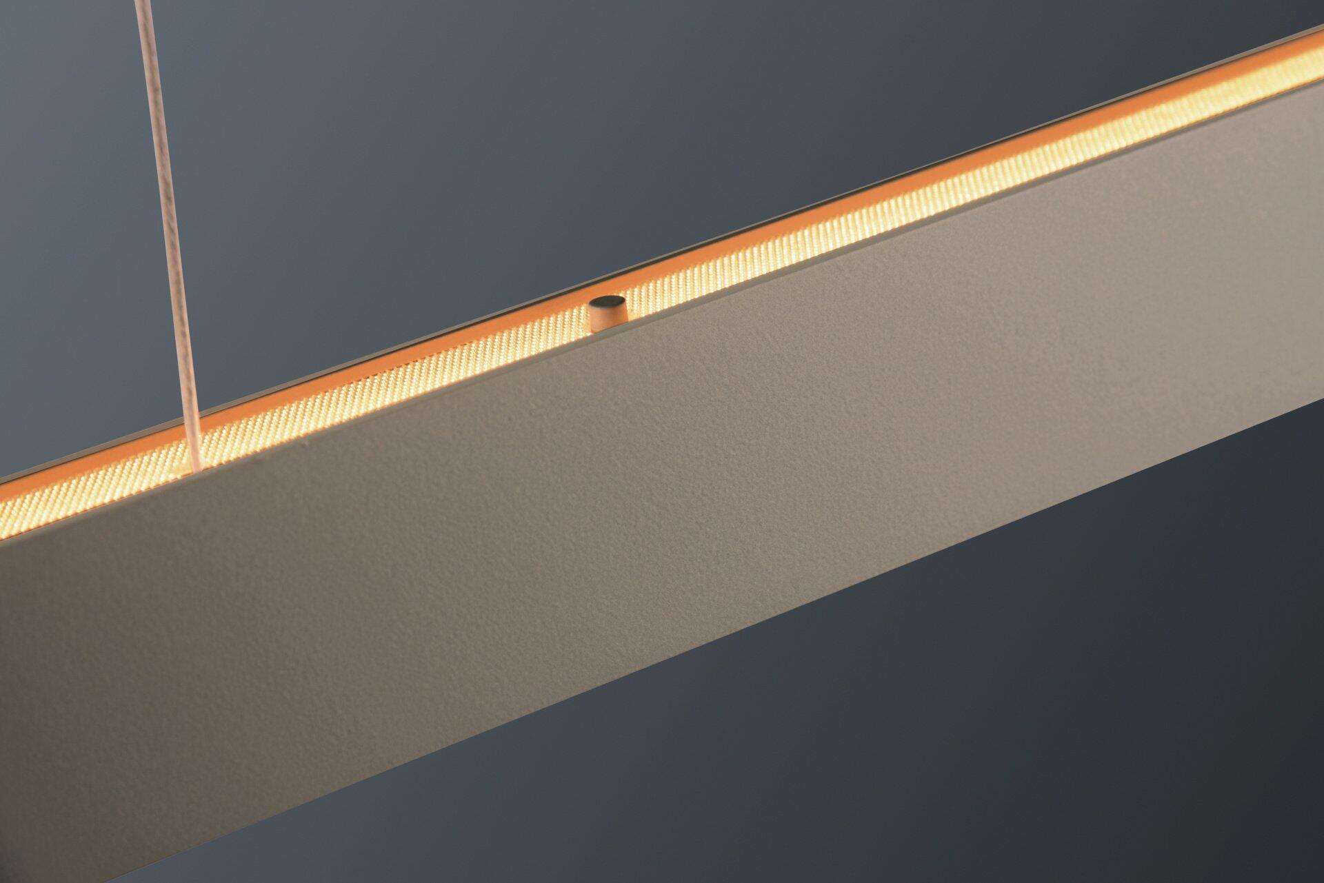 Pendelleuchte Now 20 mit kreisbogenförmigem Lampenschirm und integriertem Tastdimmer, dargestellt in einer schrägen Perspektive, die die sanfte Kurve und das warme Licht betont.