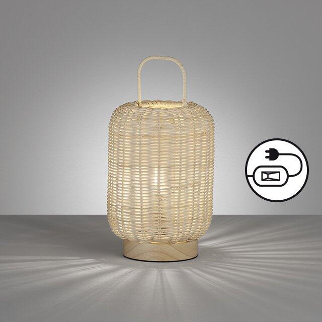 Tischleuchte Nature mit zylindrischem Lampenschirm aus Rattan und hellem Holzfuß, Frontalperspektive.