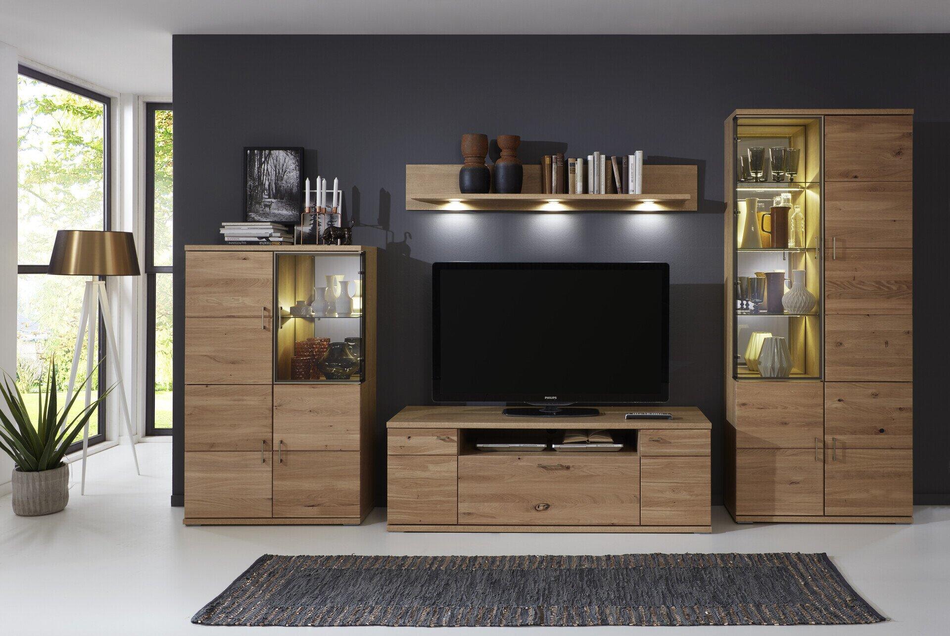 Moderne TV-/Wohnlösung Brilon mit Lowboard, Sideboards und Wandboard, Front in massiv geöltem Alteichen, beleuchtete Schubladen und Regalelemente durch integrierte LED-Beleuchtung.