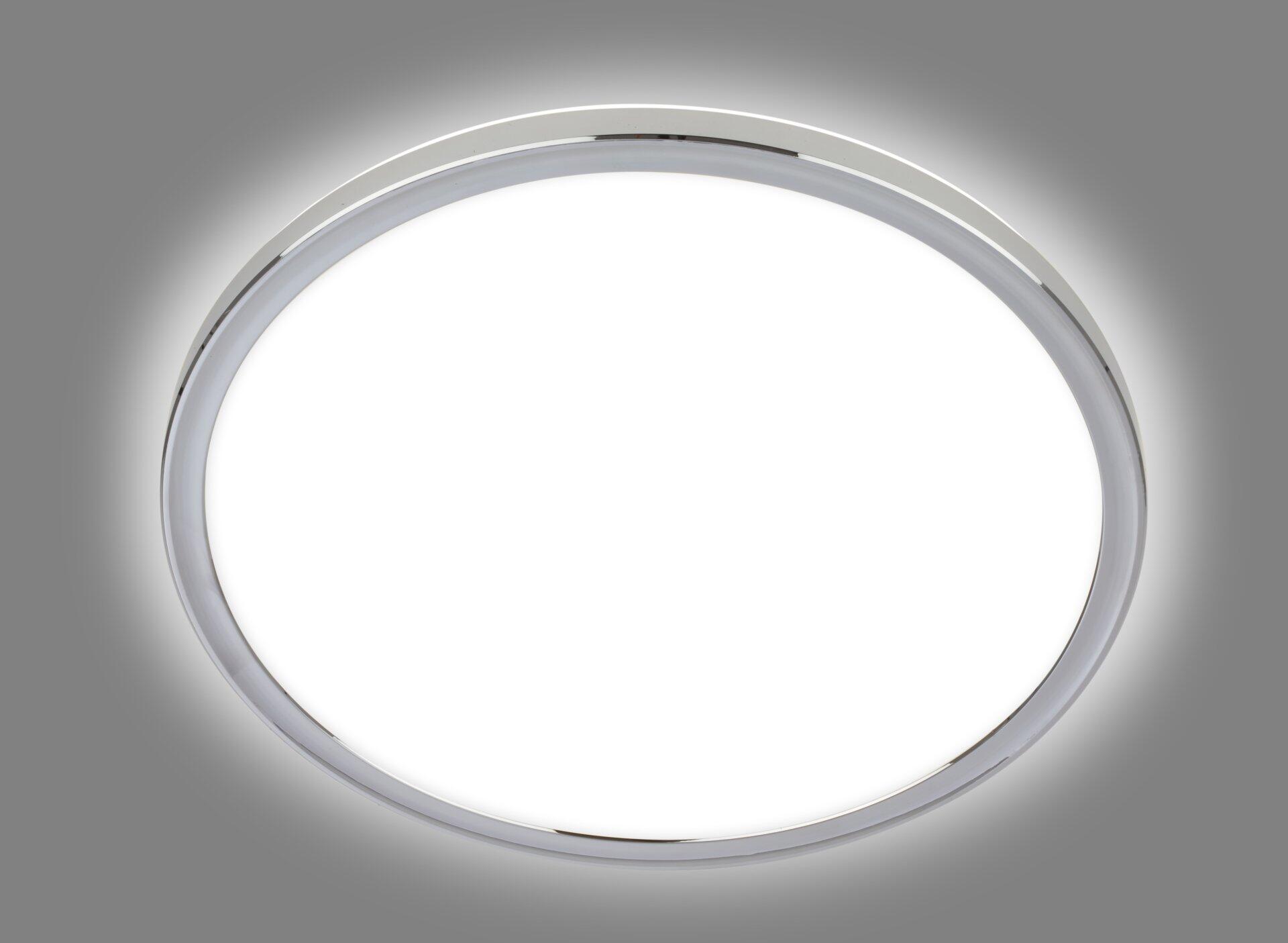 Runde LED-Deckenleuchte Pulap mit silbernem Rahmen, dargestellt im Gegenlicht, um das gleichmäßige Licht und das runde Design zu betonen.