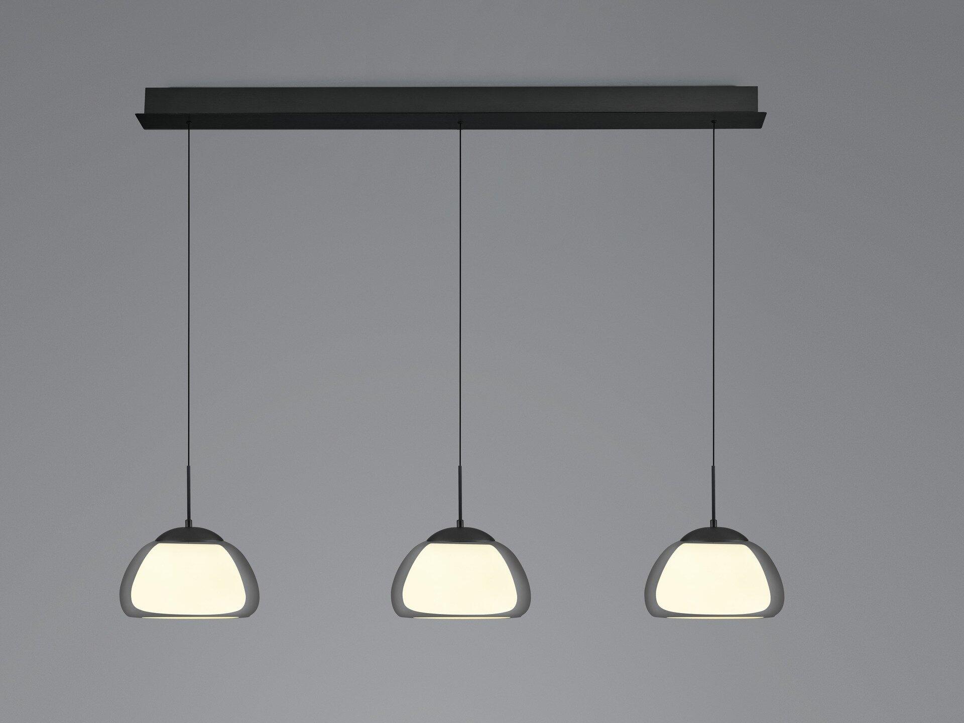 Pendelleuchte Luxxo mit drei weißen Lampenschirmen, Rauchglas und schwarzem Aufhängegestell, zeigt die stufenlos verstellbare Höhe und die lineare Anordnung.