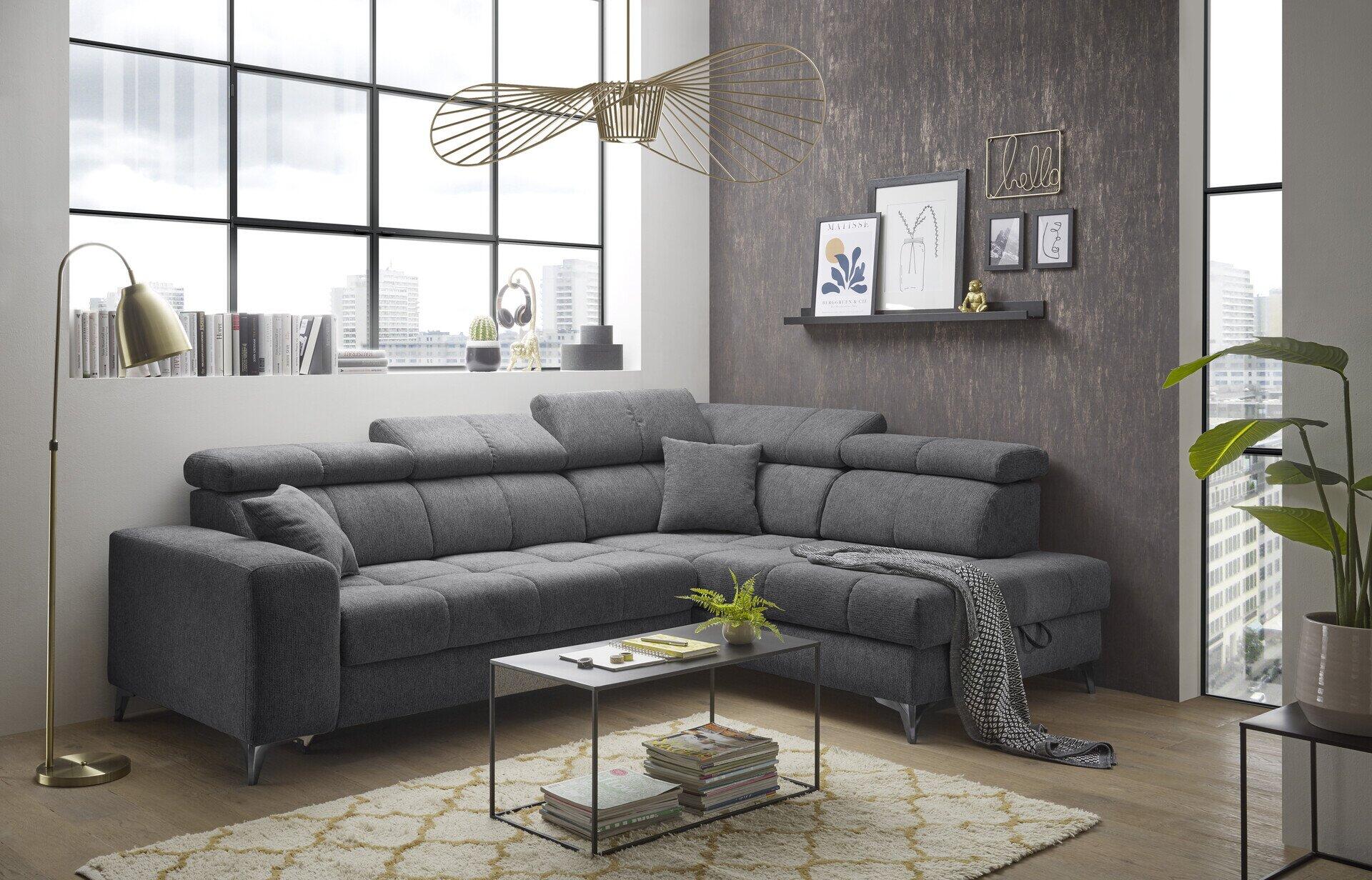 Graues Ecksofa Sydney mit silbernen Füßen, ausgezogener Liegefläche und Stauraumfach, seitliche Ansicht.