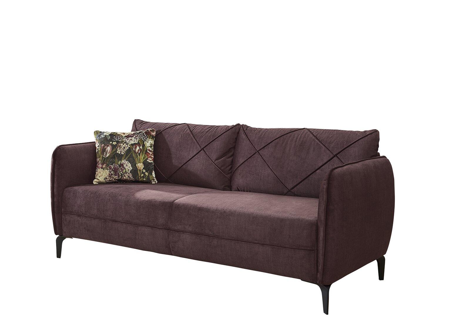 3-Sitzer Novara Couch in Aubergine mit diamantförmigem Steppmuster, schmalen Armlehnen, schwarzen Metallfüßen und einem floralen Zierkissen.