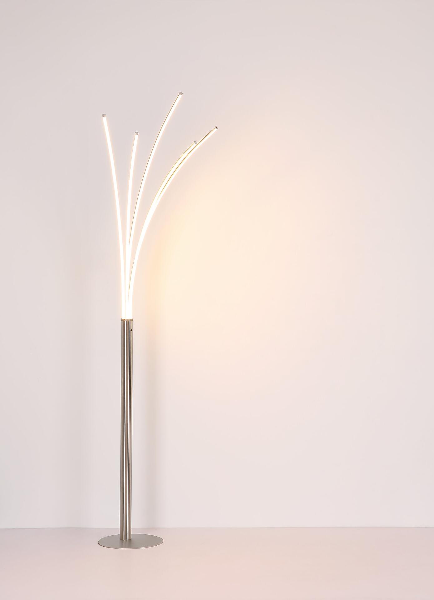 Stehleuchte BIZZY mit schlankem, silberfarbenem Metallfuß und gebogenen Armen, die warmes Licht abstrahlen, wobei die Höhe der Leuchte durch die Perspektive von unten betont wird.