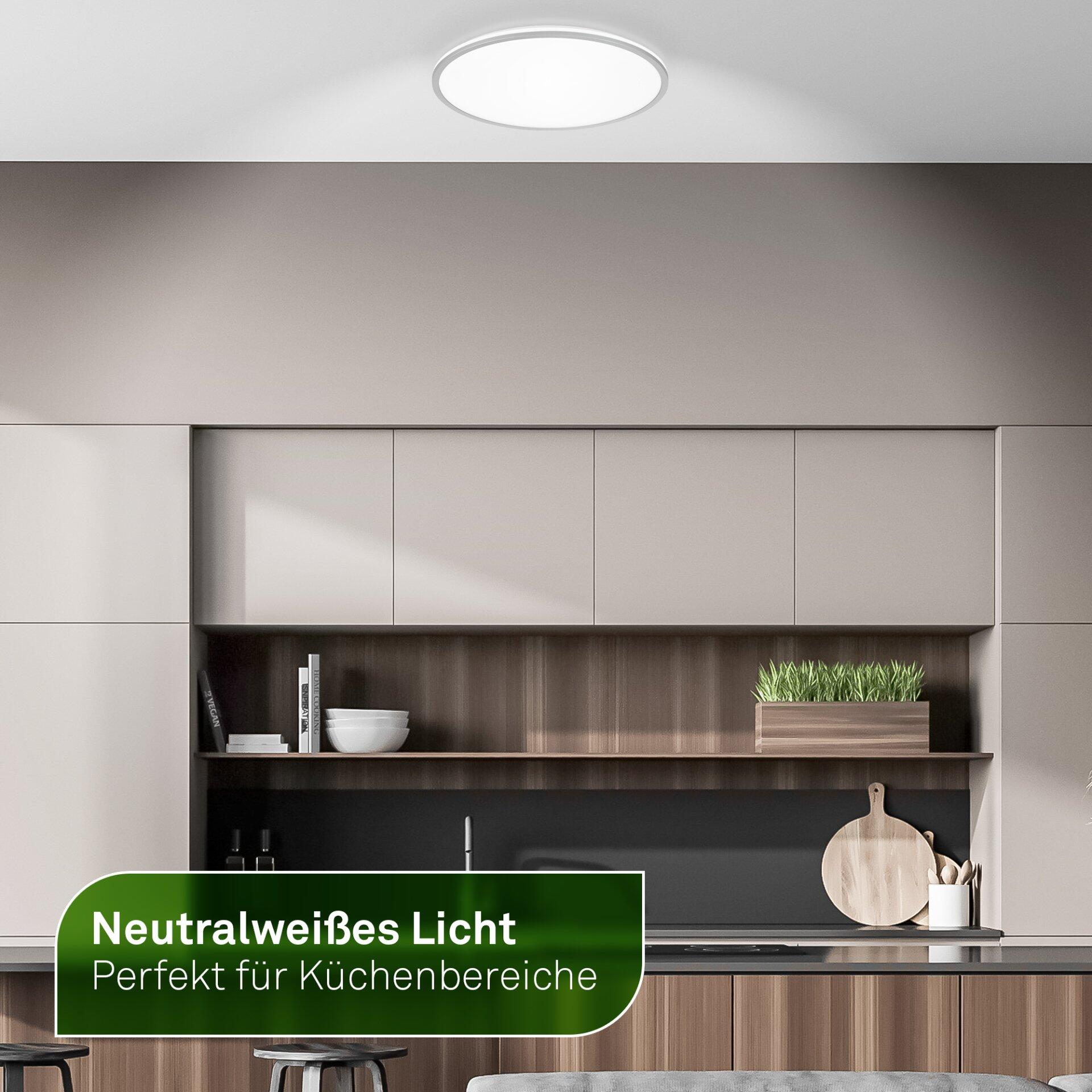 Deckenleuchte Lana a mit rundem Design, die in einer modernen Küche angebracht ist und ein warmes, diffuses Licht nach unten abstrahlt.