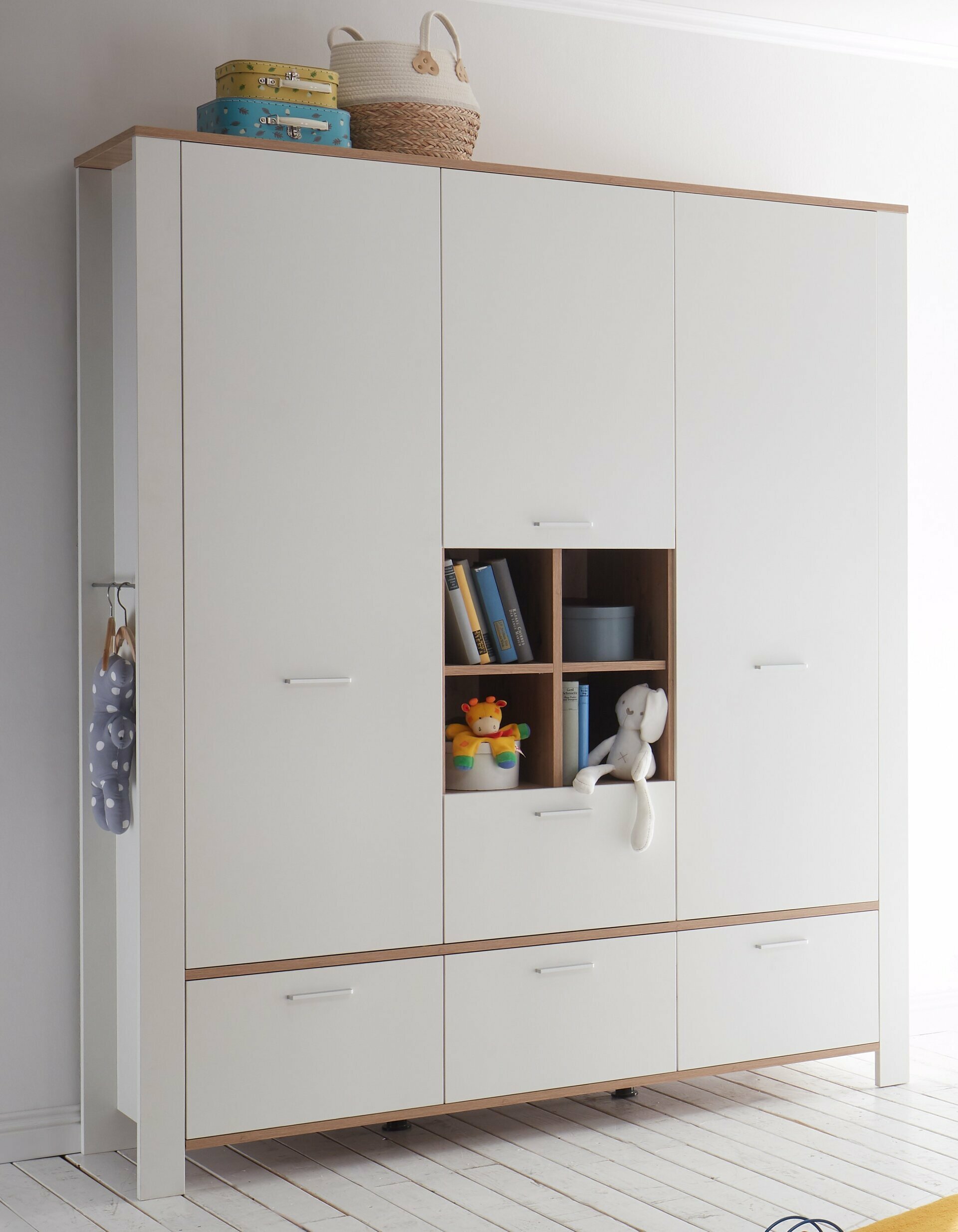 Kleiderschrank, Adele