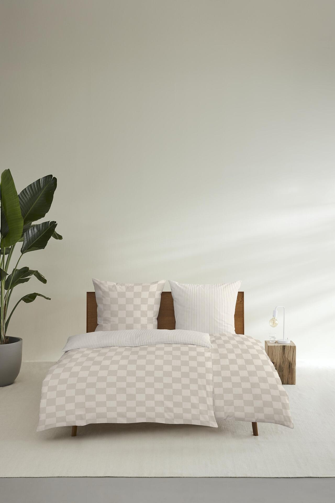 s.Oliver Renforcébettwäsche mit hellbeige Karomuster in einem stilvollen Schlafzimmer.