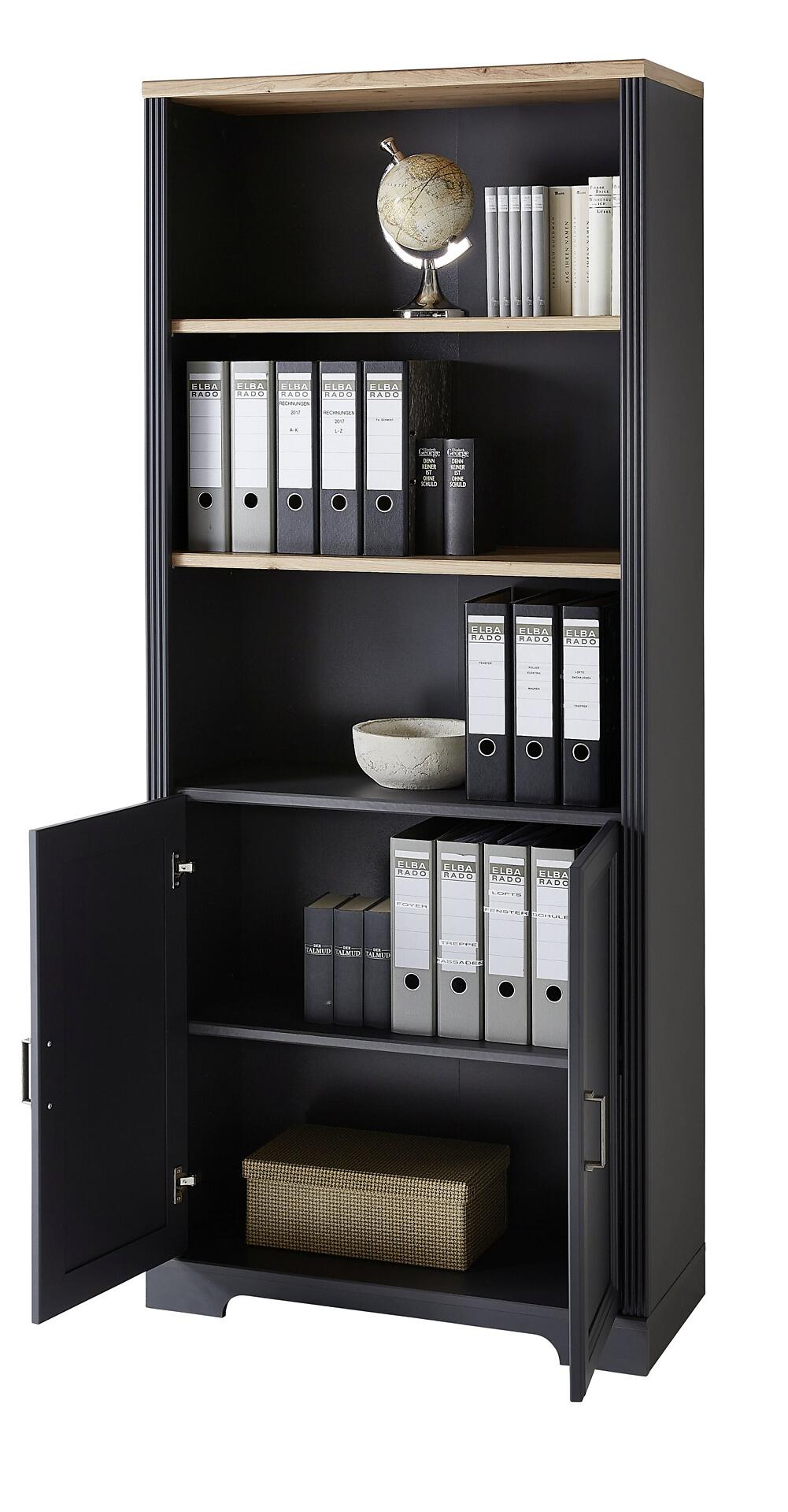 Stauraumelement Jasmin mit offenen Fächern und Holztüren zeigt eine seitliche Perspektive auf den Aktenschrank, der mit Büchern und Ordnern gefüllt ist, um die Nutzung zu demonstrieren.