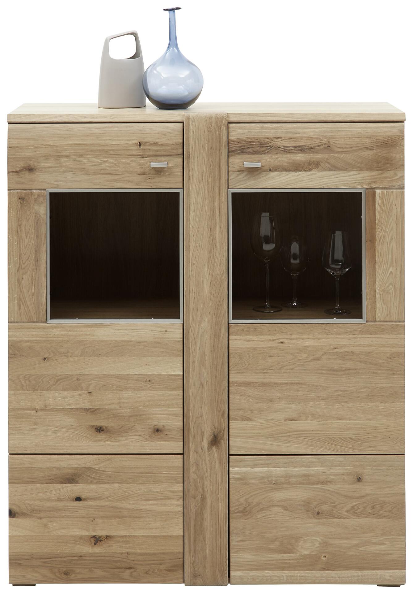 Vitrine Colorado mit zwei Glastüren, vier Konstruktionsböden und zwei Holzböden, die aus hellem, massiv geöltem Altholz gefertigt ist und Weingläser im Inneren präsentiert.