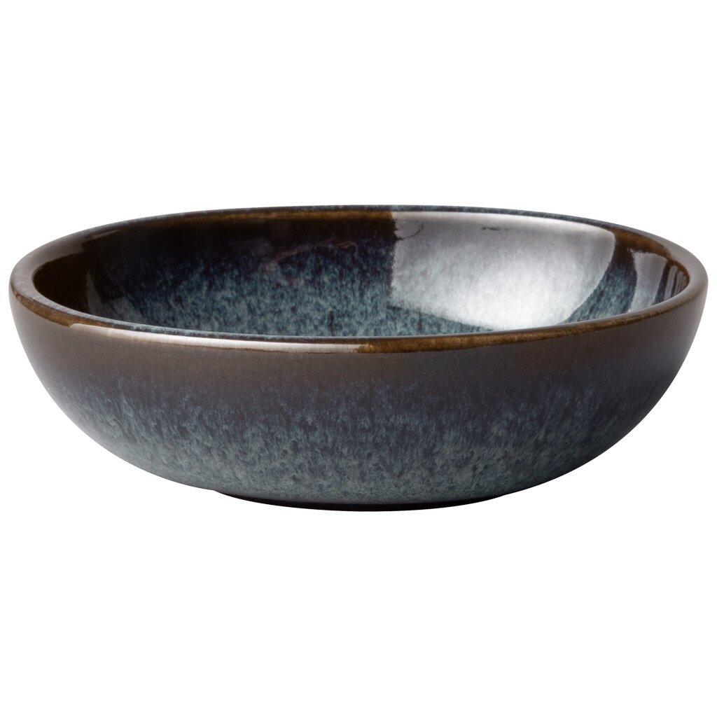 Schale Lave gris von Villeroy & Boch mit dunklen Umrandungen und Farbverlauf von Dunkelblau über Grau bis Weiß, die durch eine seitliche Perspektive ihre organische Form und strukturierte Oberfläche zeigt.
