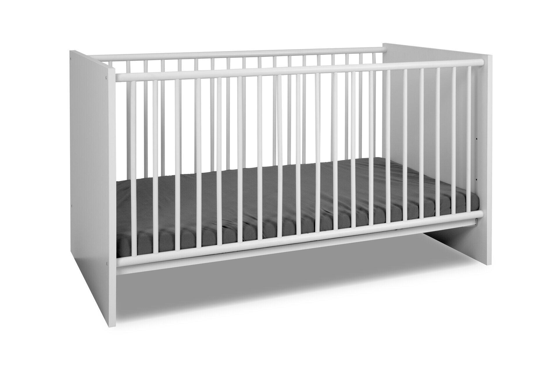 Weißes Babybett mit vertikalen Holzleisten als Sicherheitsgitter und herausnehmbarer Seitenschiene, aus Vogelperspektive leicht seitlich abgebildet.