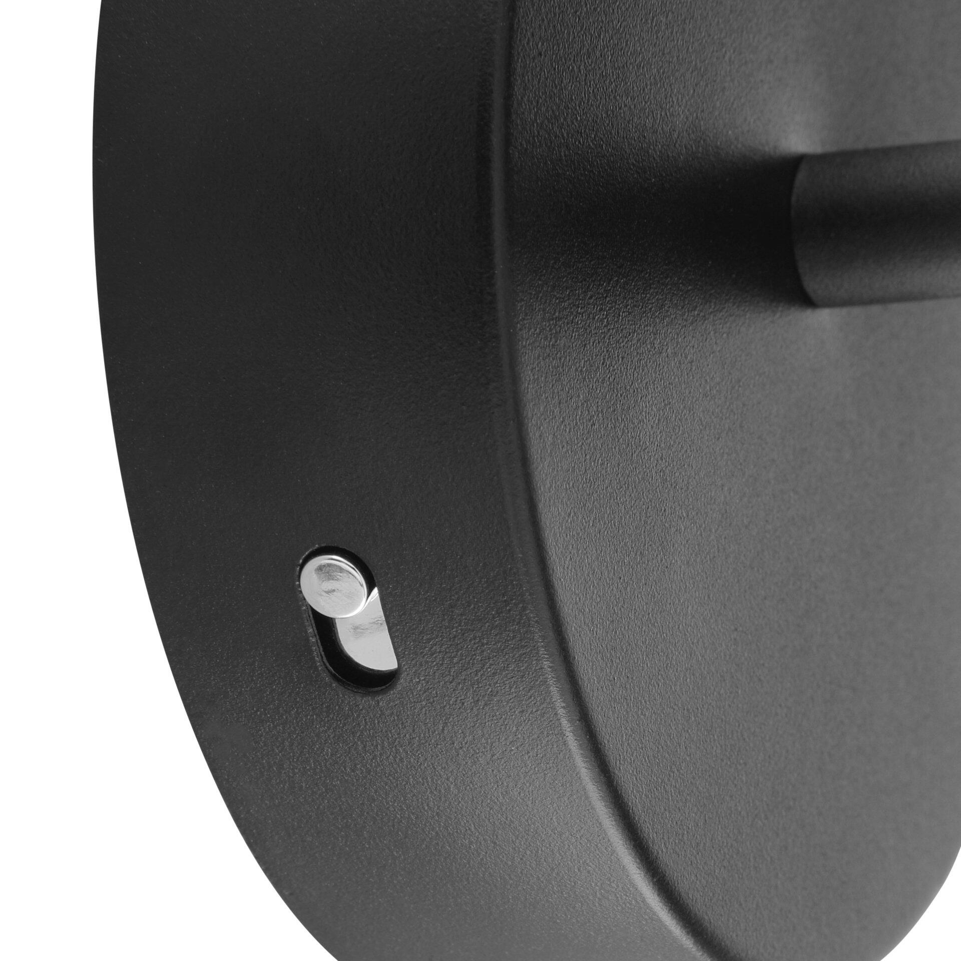 Detailaufnahme der Wandleuchte Axion, die eine schwenkbare Metall-Schnappvorrichtung zur Befestigung von Schubladen oder Türen zeigt.