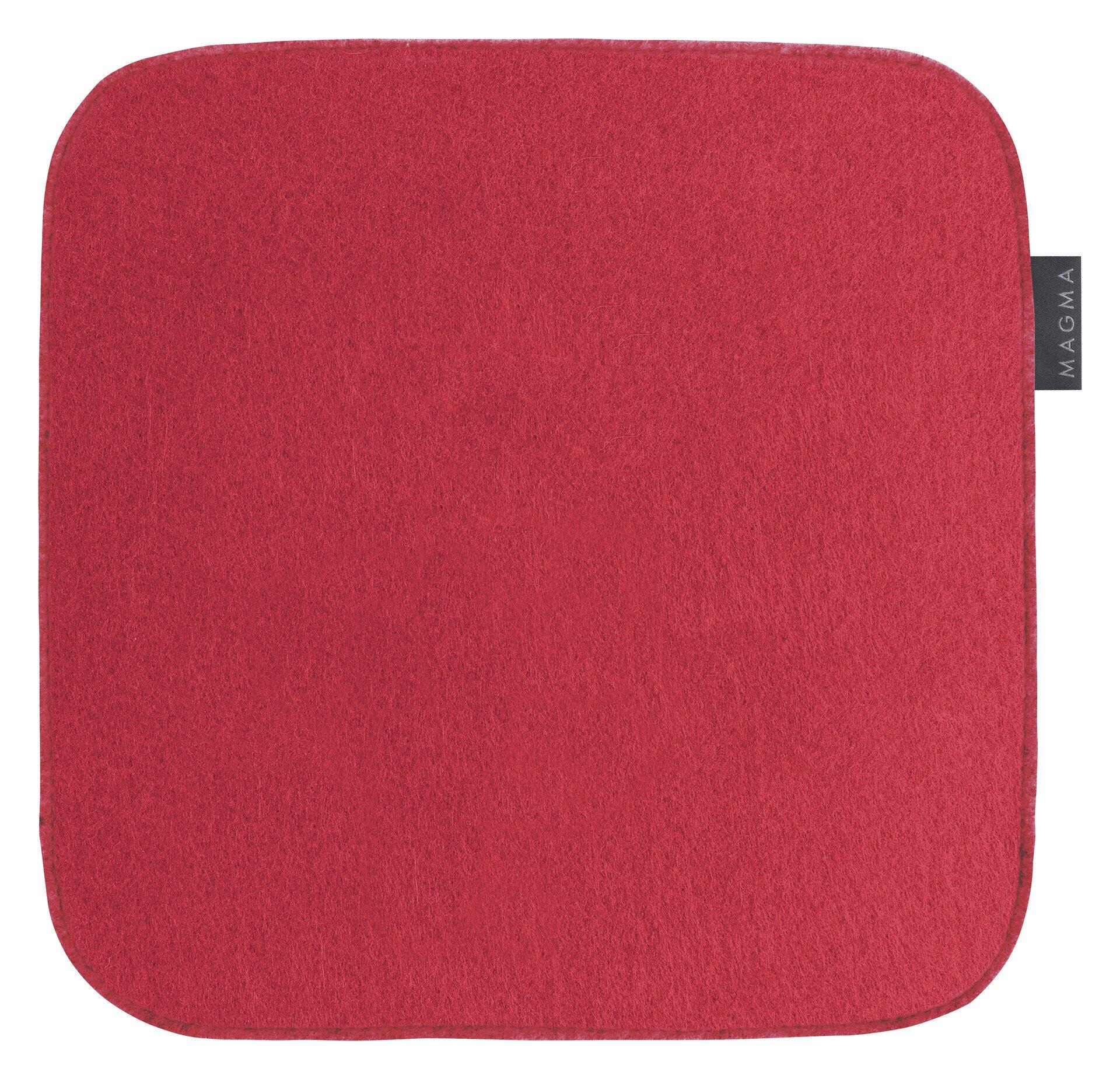 Rotes, quadratisches Sitzkissen Avaro Form 47 mit strukturierter Oberfläche und "MAGMA"-Etikett.