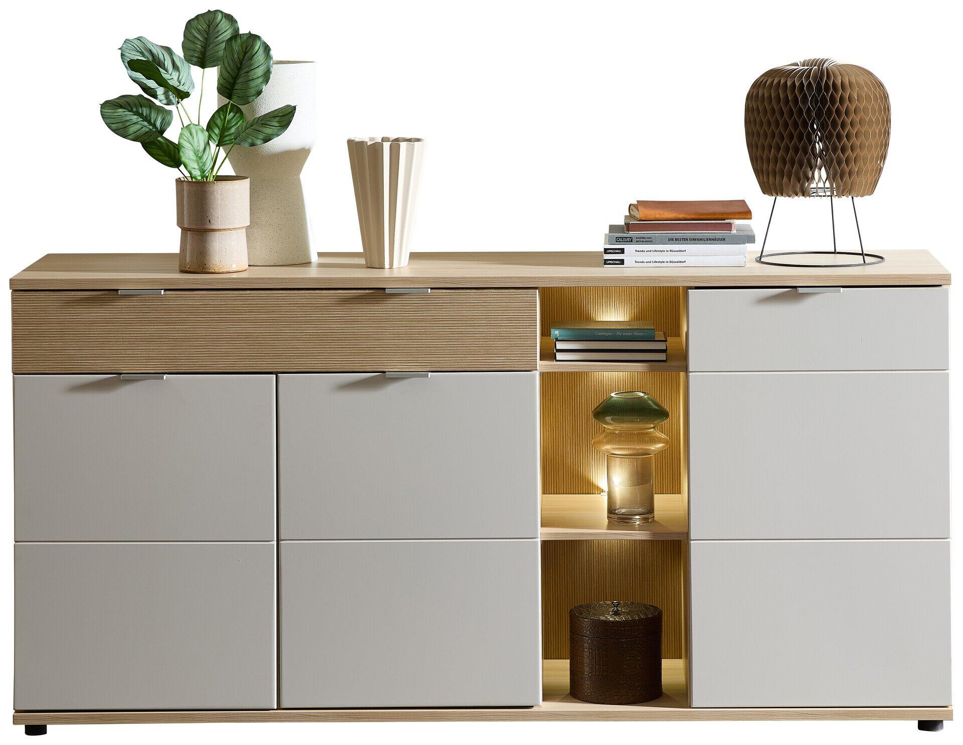 Sideboard Basel-G mit Cashmere supermatt Front und Lamellendekor Nb, detailliert mit grifflosem Design, drei Türen, Schubladen und beleuchtetem, offenem Fach.
