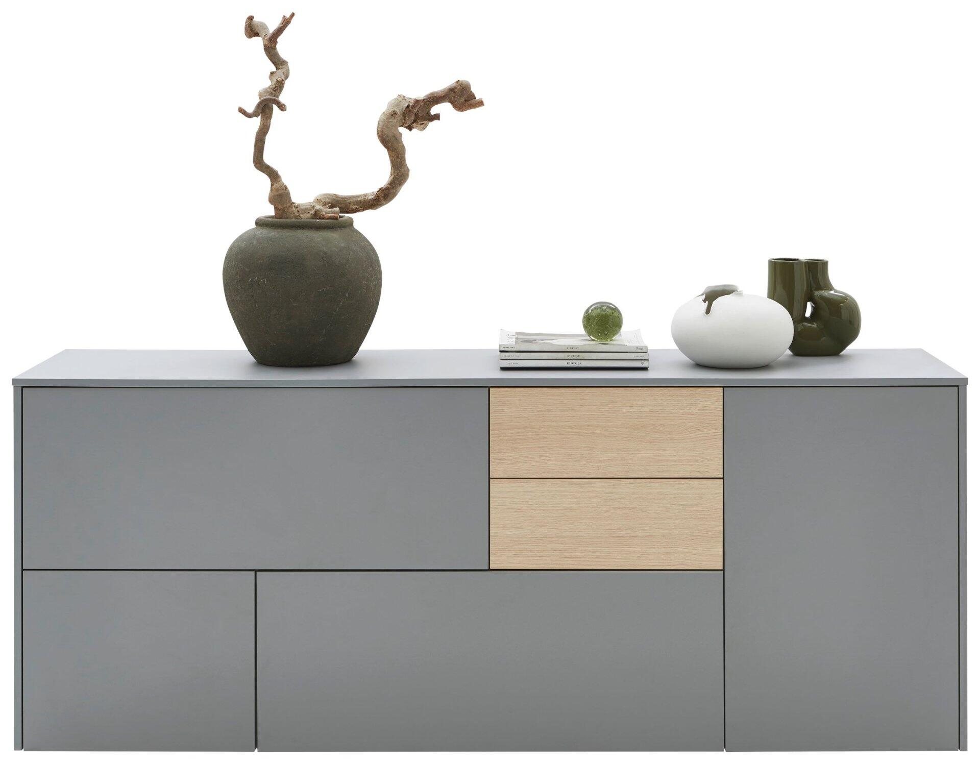 Sideboard Naomi mit zwei Türen, zwei Schubladen und zwei Klappen, frontale Ansicht mit dekorativen Elementen auf der Oberseite.