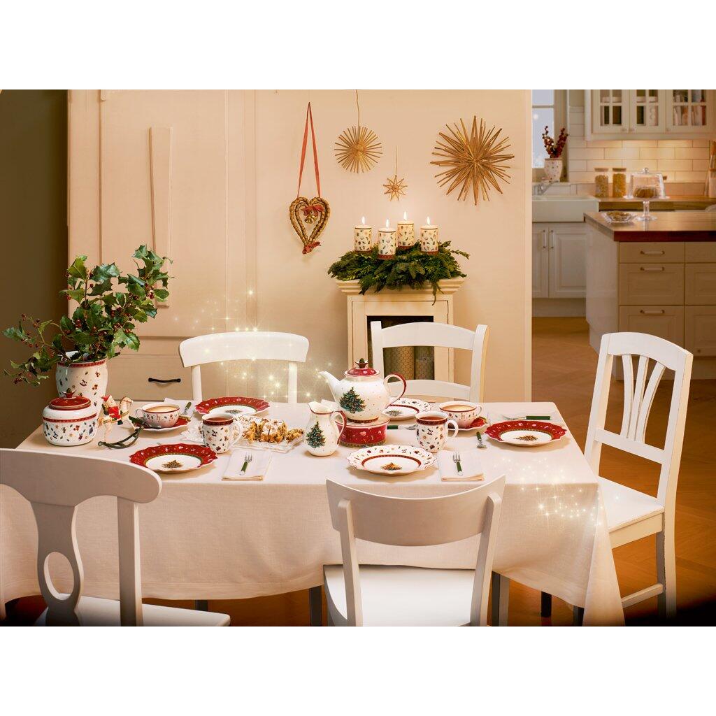 Weihnachtlich dekorierter Frühstücksteller rot von Toy's Delight, Teil einer festlichen Tischdekoration mit Teller, Tasse und Besteck auf einer weißen Tischdecke.