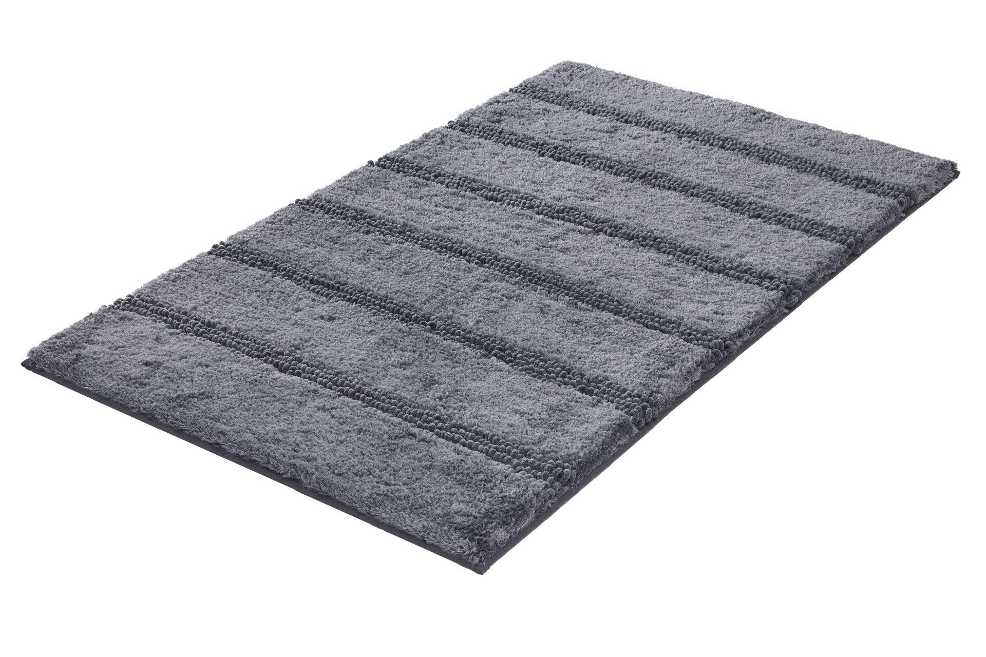 Nahaufnahme eines grauen Badteppichs Monrovia mit dicht stehenden, flauschigen Fransen aus Polyester.