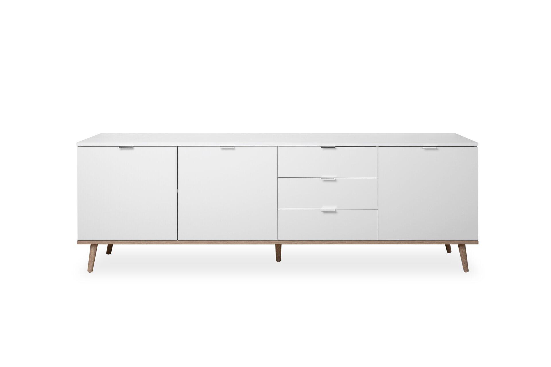 Weißes Sideboard Göteborg 57 mit drei Türen, drei Schubladen und filigranen, konischen Füßen aus hellem Holz, dargestellt in Frontalperspektive.