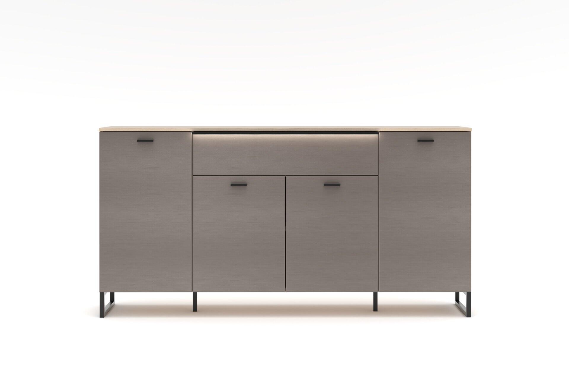 Sideboard Tibor-G mit vier Türen, einer Schublade und LED-Beleuchtung, dargestellt in einer frontalen Perspektive mit Fokus auf die graue Holzstruktur und die metallenen Griffleisten.