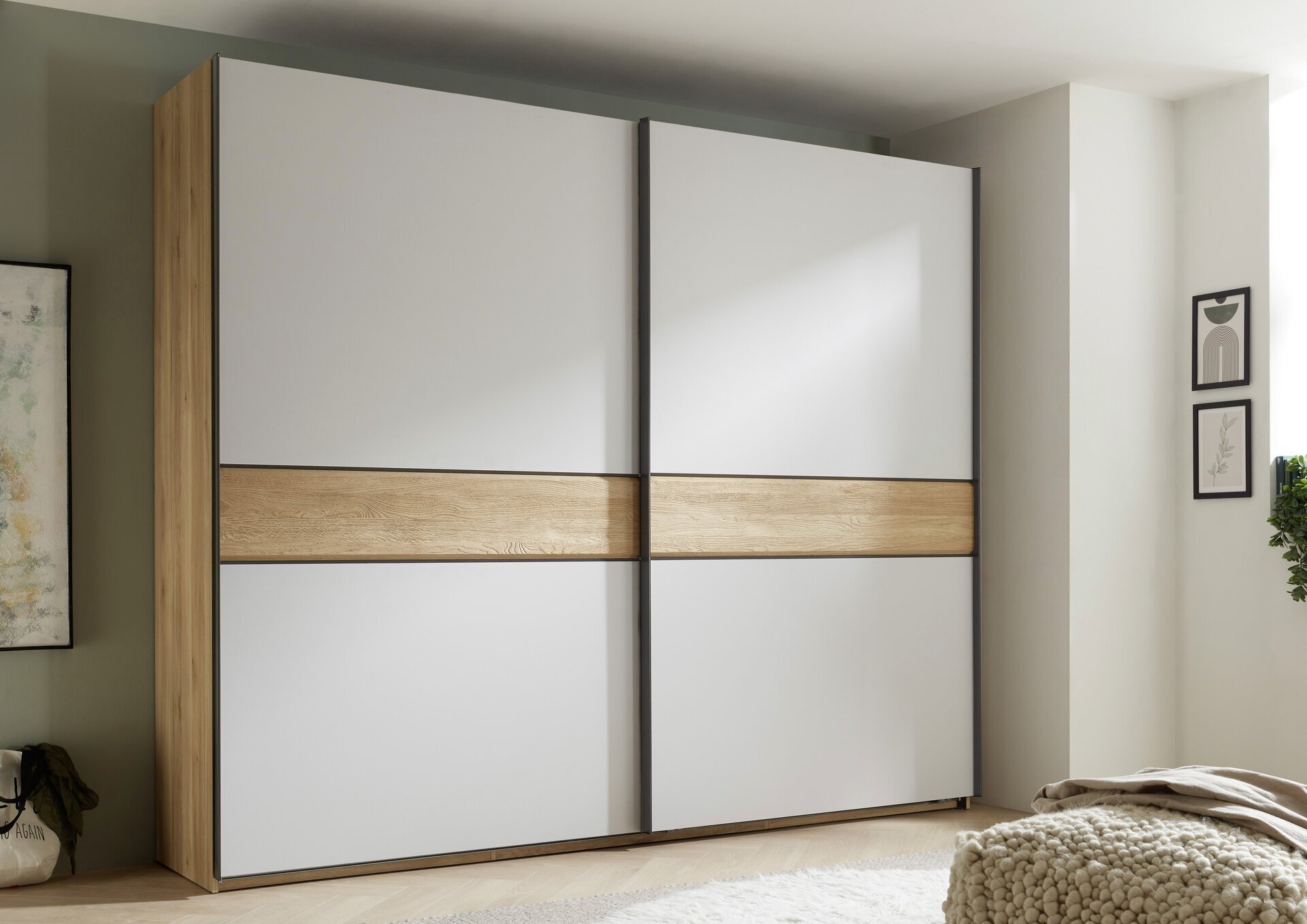 Schwebetürenschrank, Pesina