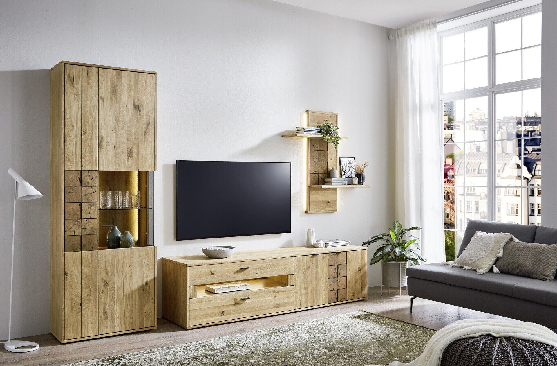TV-/Wohnlösung Tanum: Lowboard mit Schubladen und Türen vor einem Highboard mit Einlegeböden in einem skandinavisch gestalteten Wohnzimmerambiente.