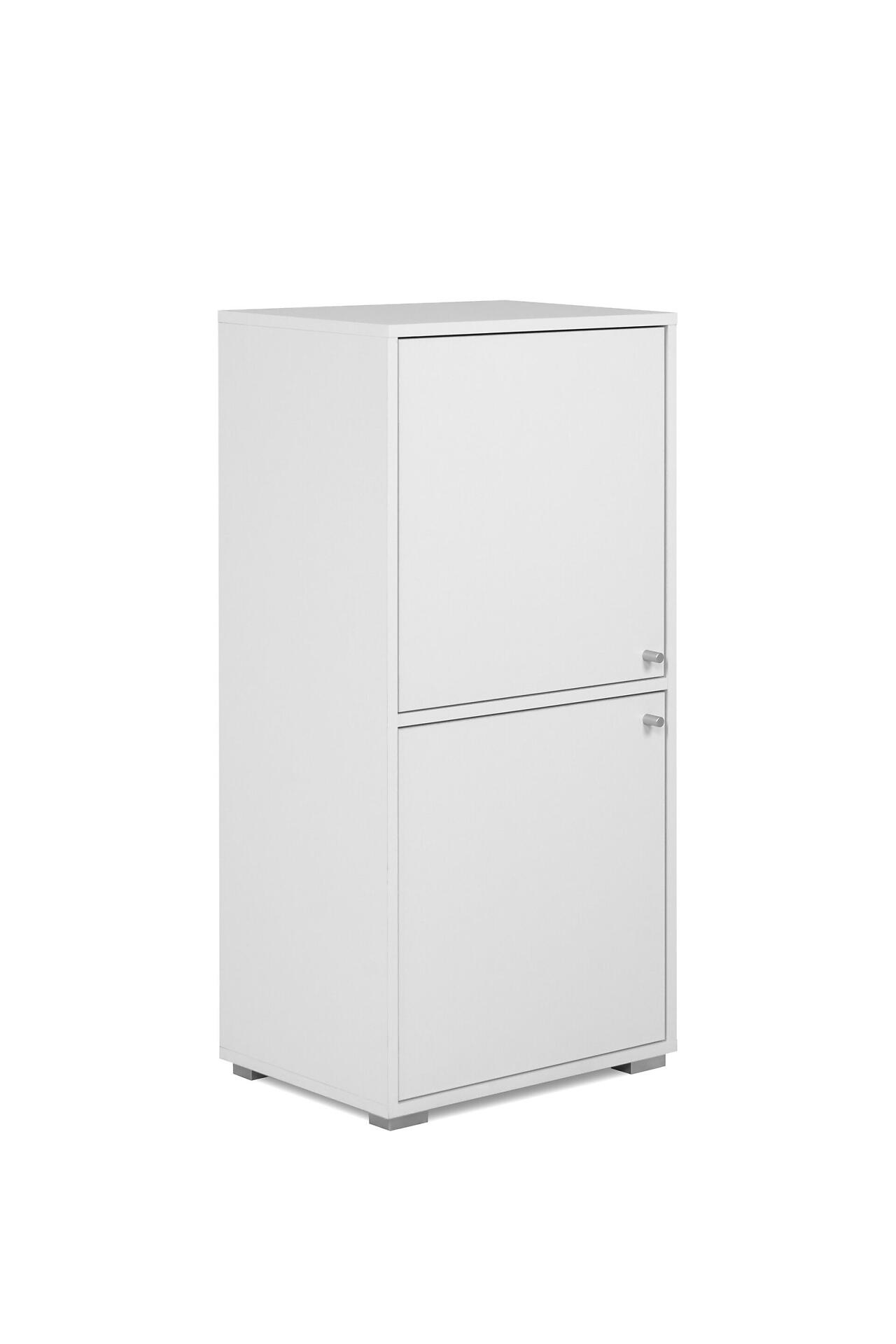 Weißer Schrank Fyn 20D mit silberfarbenen Füßen und Griffen, aus der Seitenansicht erkennbar mit zwei Türen und schlanker Form.