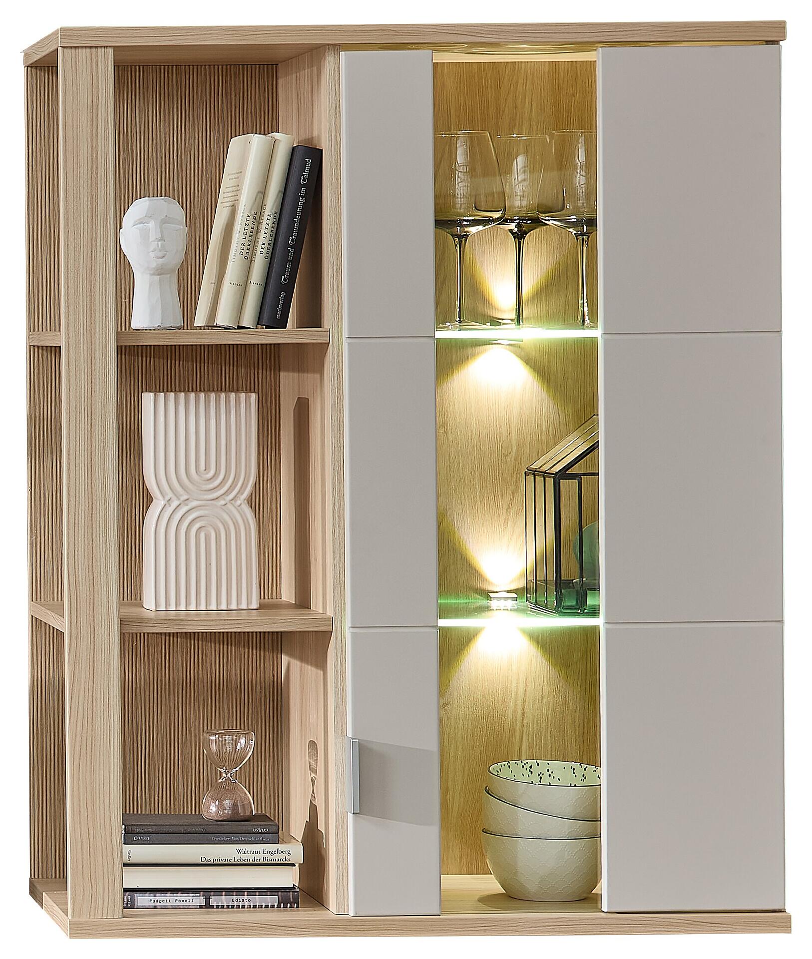 Hängevitrine Basel-G mit drei offenen Fächern, einer Glas-/Holztür und integrierter LED-Beleuchtung, die Weingläser in den Nischen aus warmweißem Licht erhellt.