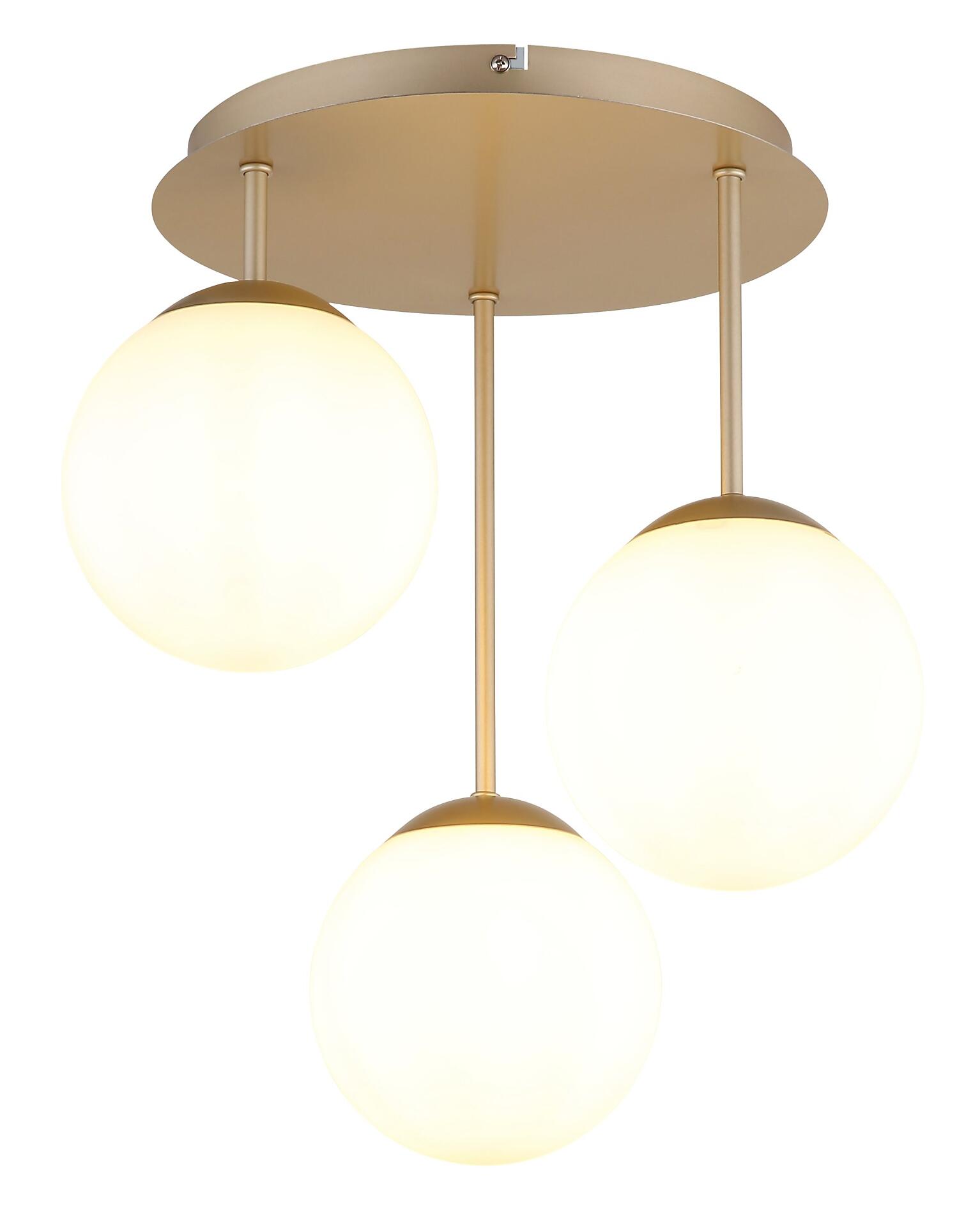Deckenleuchte HARMON mit goldenem Deckensockel und drei weißen Glaskugeln, die von oben beleuchtet werden.