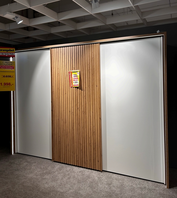 Schwebetürenschrank