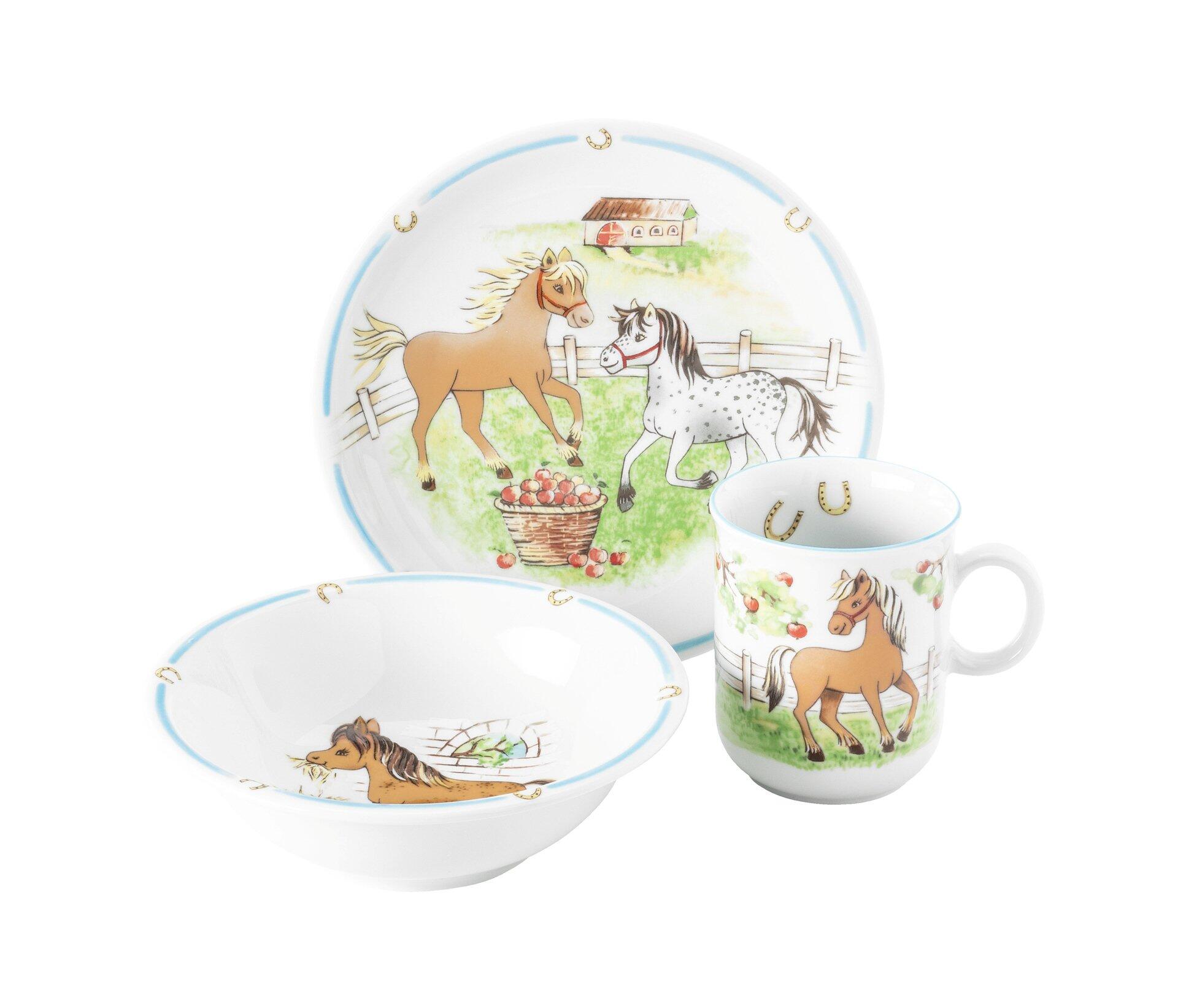 Kinder-Set Compact mit Teller, Schale und Becher, verziert mit detaillierten Pferdemotiven und ländlichen Szenen, dargestellt aus leichter Vogelperspektive, um die Oberflächen und Designs der Artikel zu zeigen.