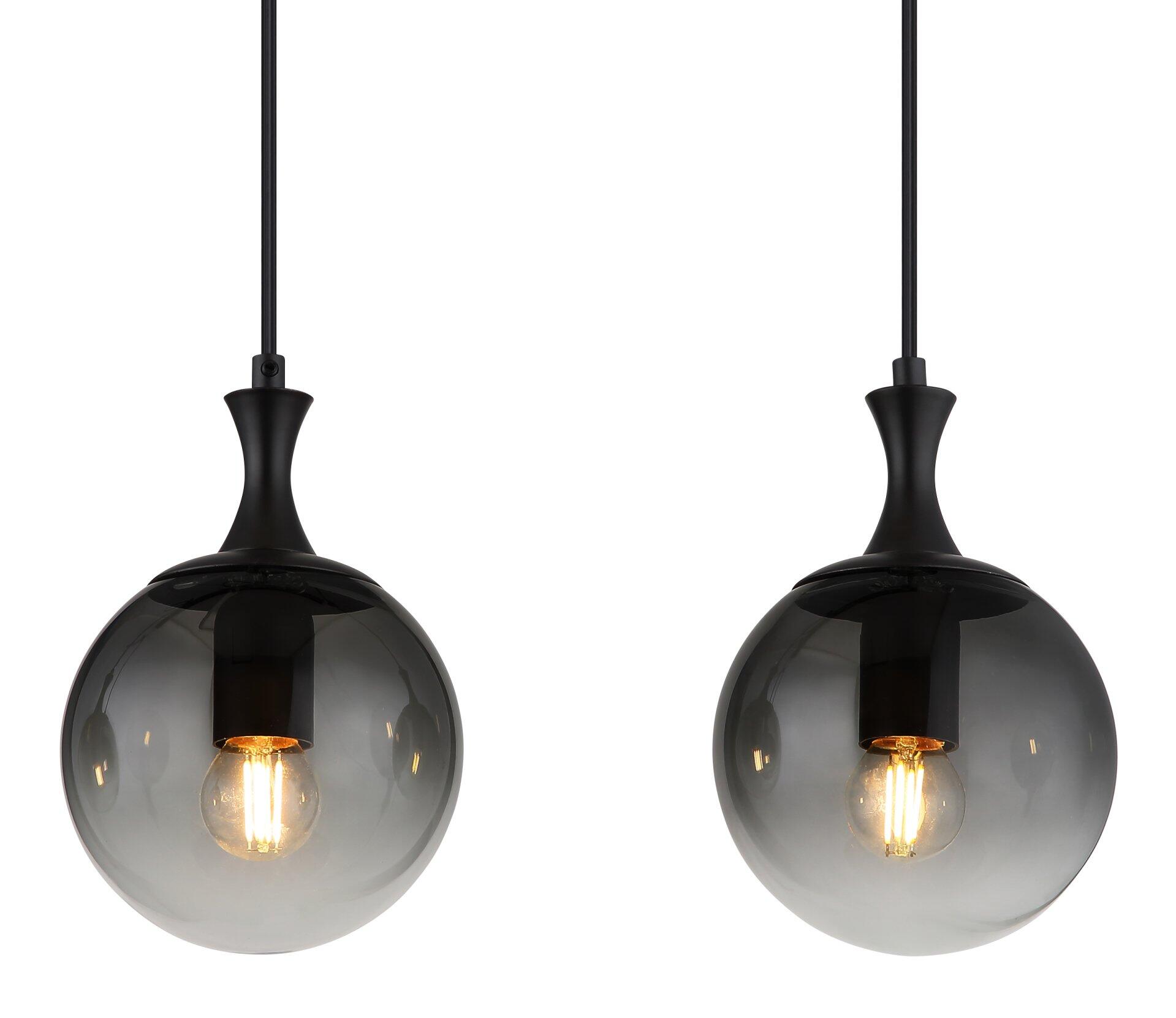 Zwei Hängeleuchten DALTON mit rauchgrauen Glaskugeln und Edison-Glühbirnen, die an schwarzen Kabeln von oben hängen, dargestellt in Seitenansicht.