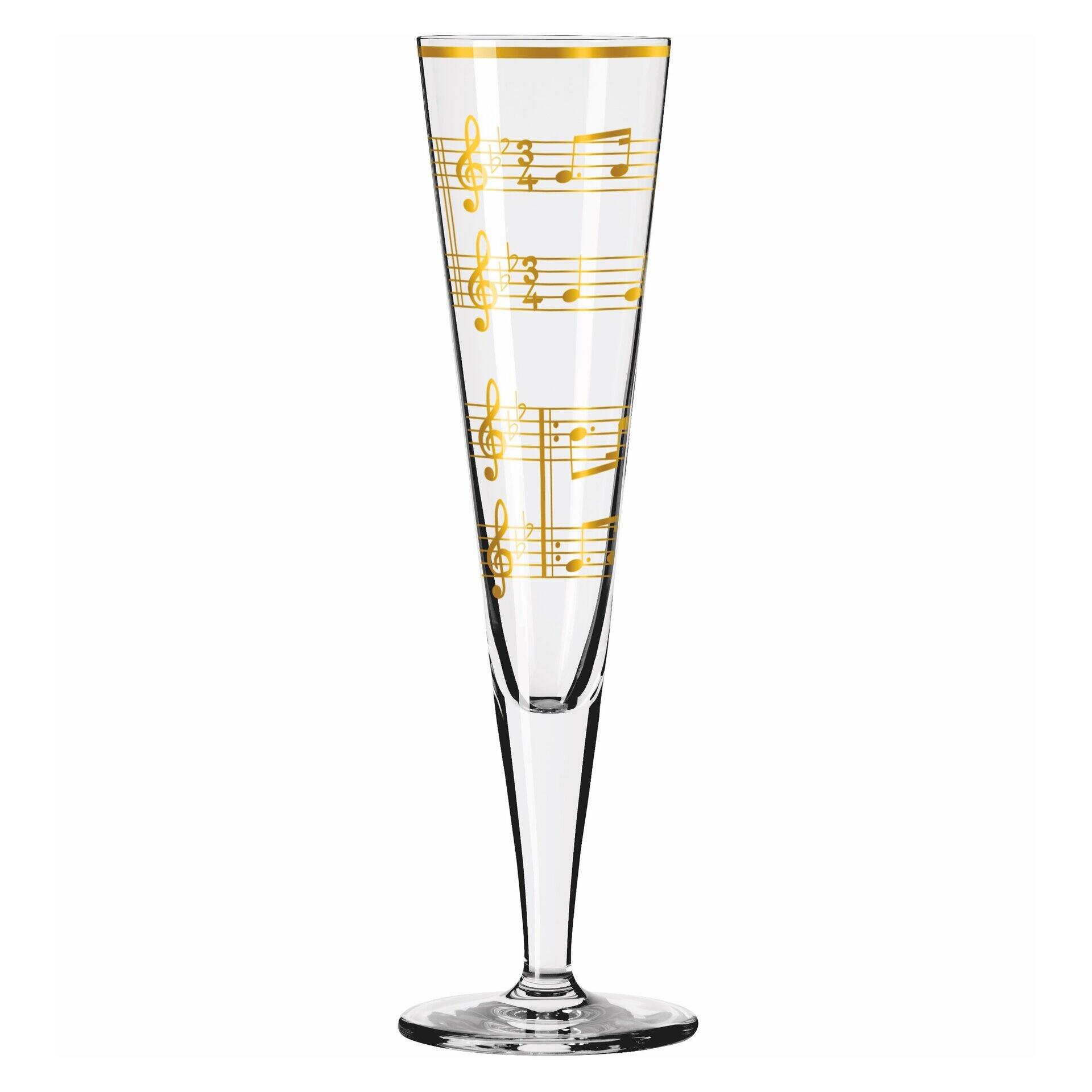 Champagnerglas mit trichterförmigem Kelch und vertikalen, goldfarbenen Noten, dargestellt aus leicht schräger Perspektive.