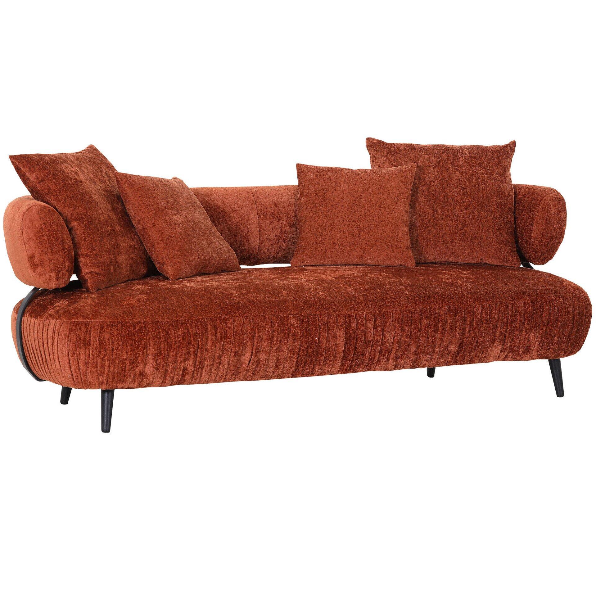 Orangenes Sofa Belisa mit geschwungener Rückenlehne, tief sitzenden Armlehnen und gewellter Struktur, ergänzt durch drei Kissen und schmale, konische Füße.