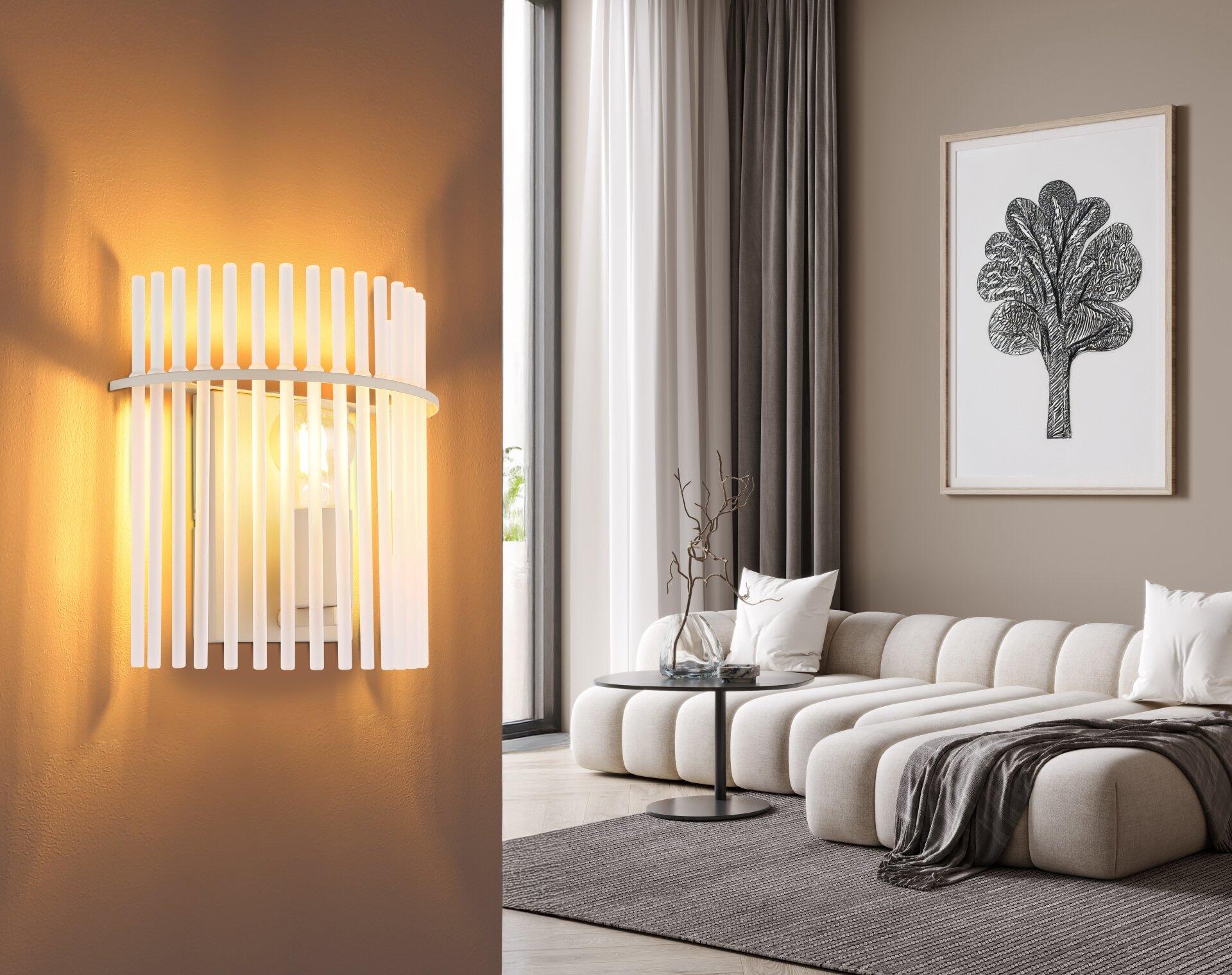 Wandleuchte GORLEY mit rundem, weißem Korpus und vertikalen Lamellen, die indirektes Licht erzeugen und einen warmen Schein an der Wand werfen.