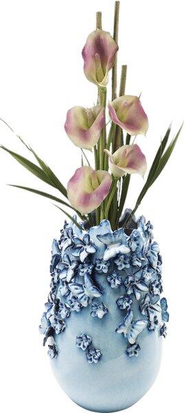 Bläuliche Steinzeugvase "Butterflies Lightblue" mit ovalem Korpus, stilisierten Schmetterlingsornamenten und hellrosa Calla-Lilien in Dreiviertelperspektive.