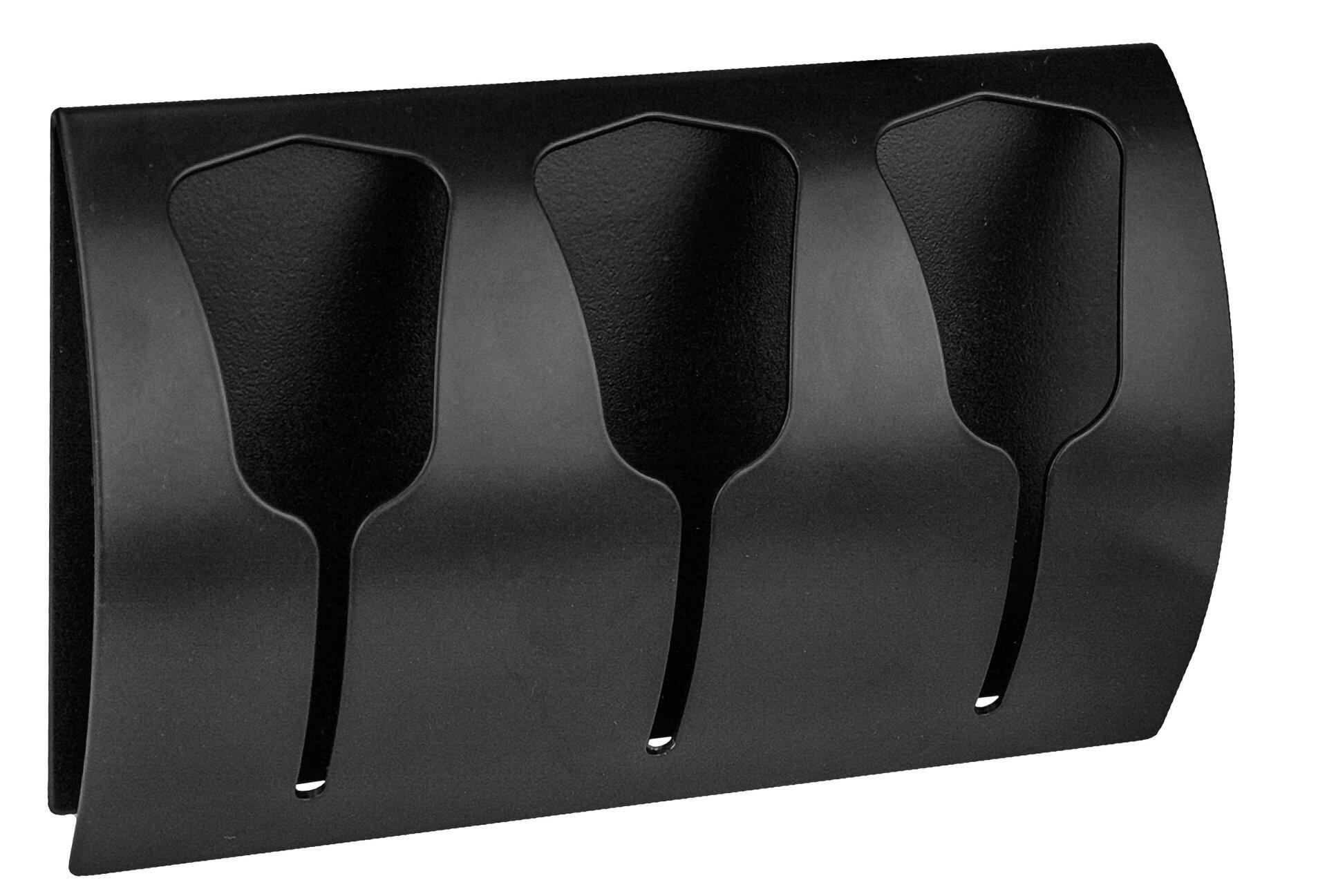 Schwarzer, wandmontierter Magazinhalter aus Metall mit drei vertikalen Aussparungen zur Aufnahme von Magazinen, schräg zur besseren Übersicht.