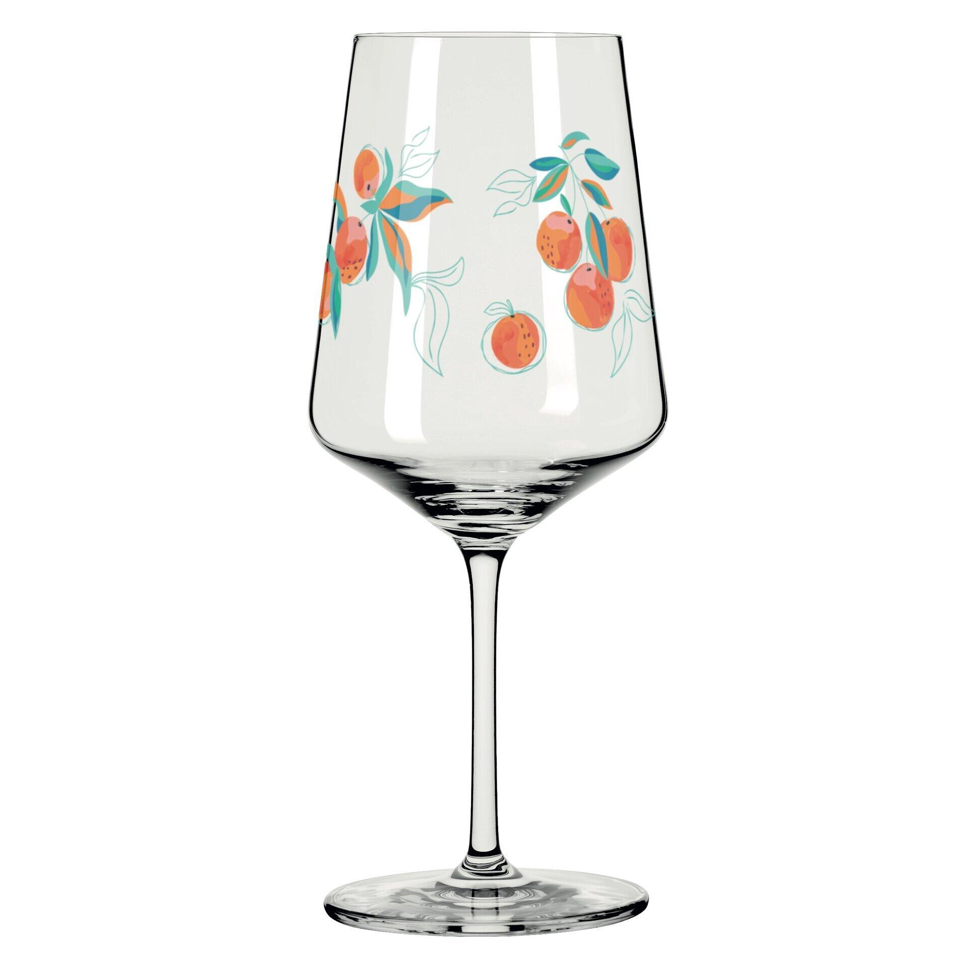 Aperitifglas mit schlankem Stiel und Kelch, verziert mit einem abstrakten Muster aus orangefarbenen Früchten und grünen Blättern, vor weißem Hintergrund.