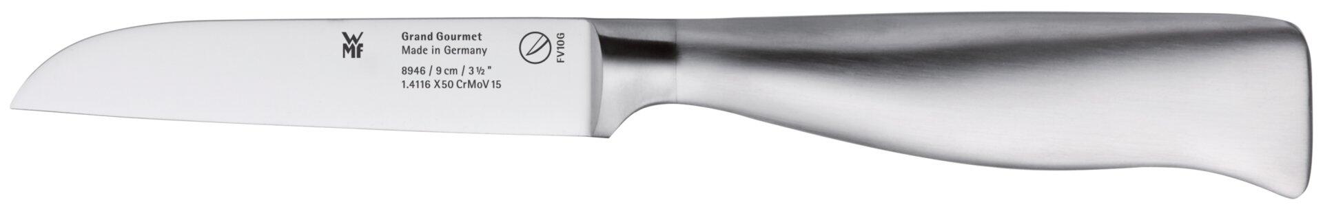 Gemüsemesser Grand Gourmet von WMF: Seitlicher Blick auf das 9 cm lange Messer mit ergonomischem Metallgriff und scharfer Klinge, erkennbar durch die Textbeschriftungen "Grand Gourmet" und "Made in Germany".