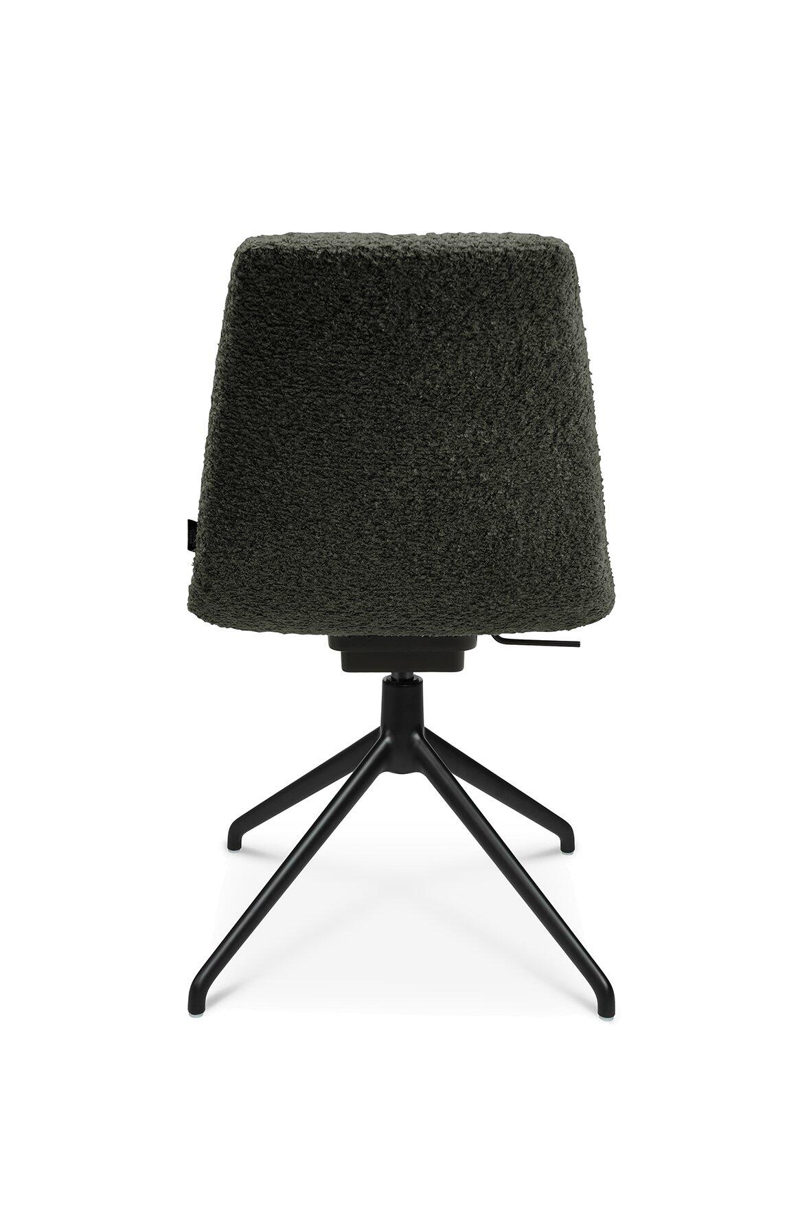 Esszimmerstuhl Flavio 10 mit drehbaren Rollen, grauem Bezug und schwarzem, dreibeinigem Fußgestell.