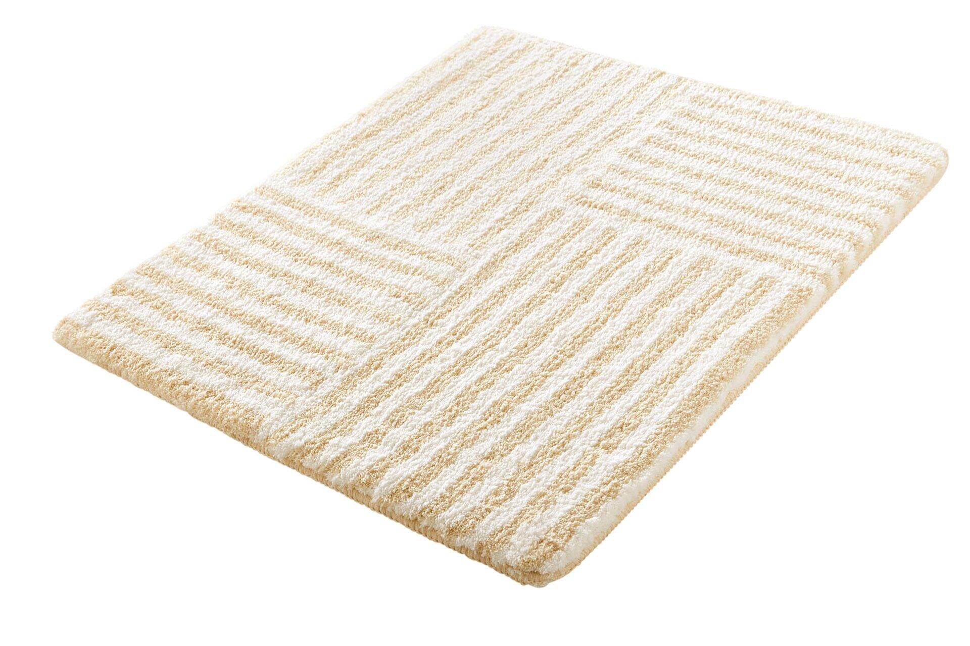 Sandbeige Badteppich Chelsea mit geometrischem Muster aus feinen Linien und flauschiger Textur.