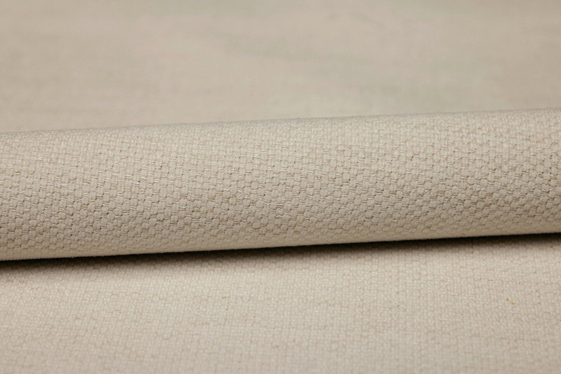 Detailaufnahme des hellbeige Stoffes des Ecksofas Tokyo mit sichtbarer, strukturierter Oberfläche und gebogener Kante.