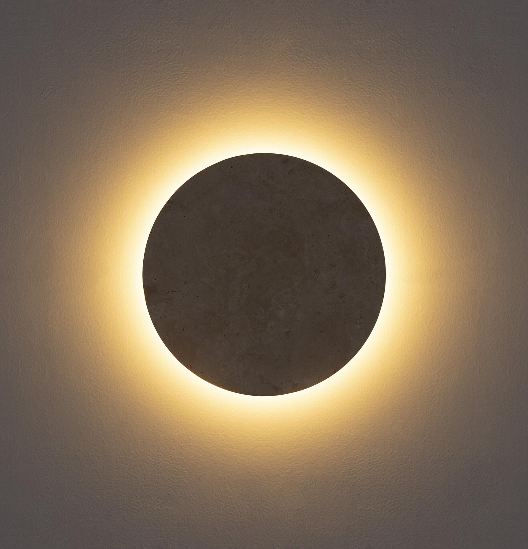 Wandleuchte JILLIAN mit Travertin-Glas und Ø30cm, zeigt sich in Frontalperspektive mit weichem Lichtschein und strukturierter Oberfläche.
