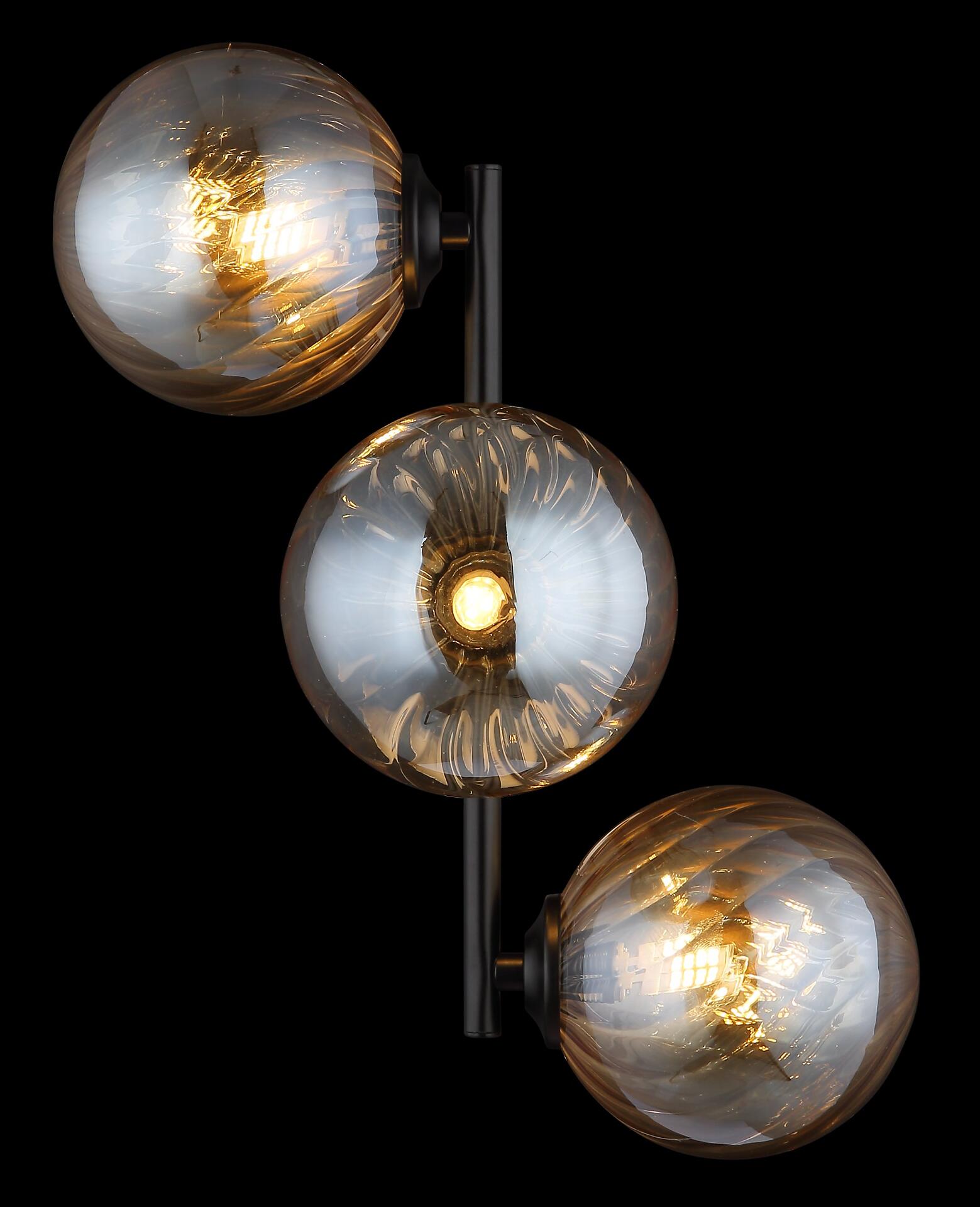 Wandleuchte CONOR mit drei runden, braun getönten Glaskugeln und warm leuchtenden LEDs, dargestellt in einer frontalen Perspektive.