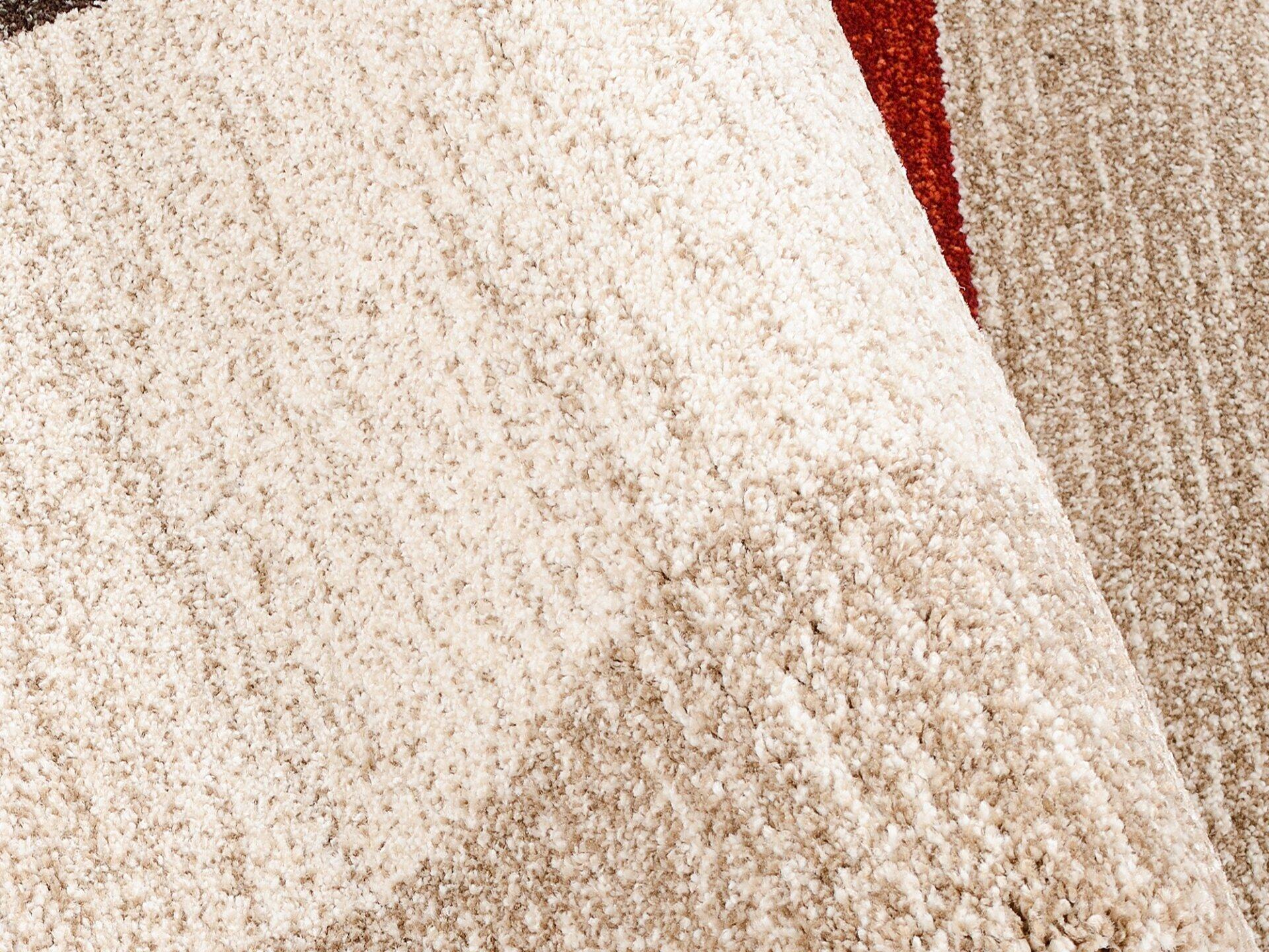 Detailaufnahme des Maschinenwebteppichs Salda mit dichter, flaumiger Textur und hellbeige Farbe, die ein weiches Tragegefühl vermittelt.