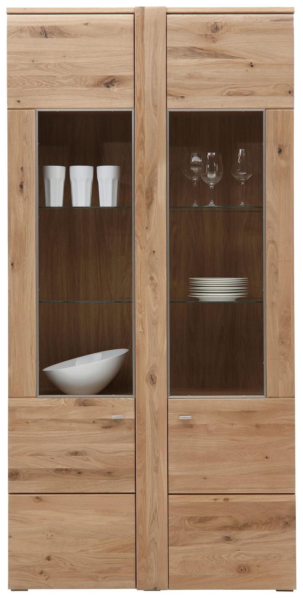 Vitrine Colorado mit zwei Glastüren, die einen hellen Schrankinnenraum mit Geschirr und Dekoration präsentieren.