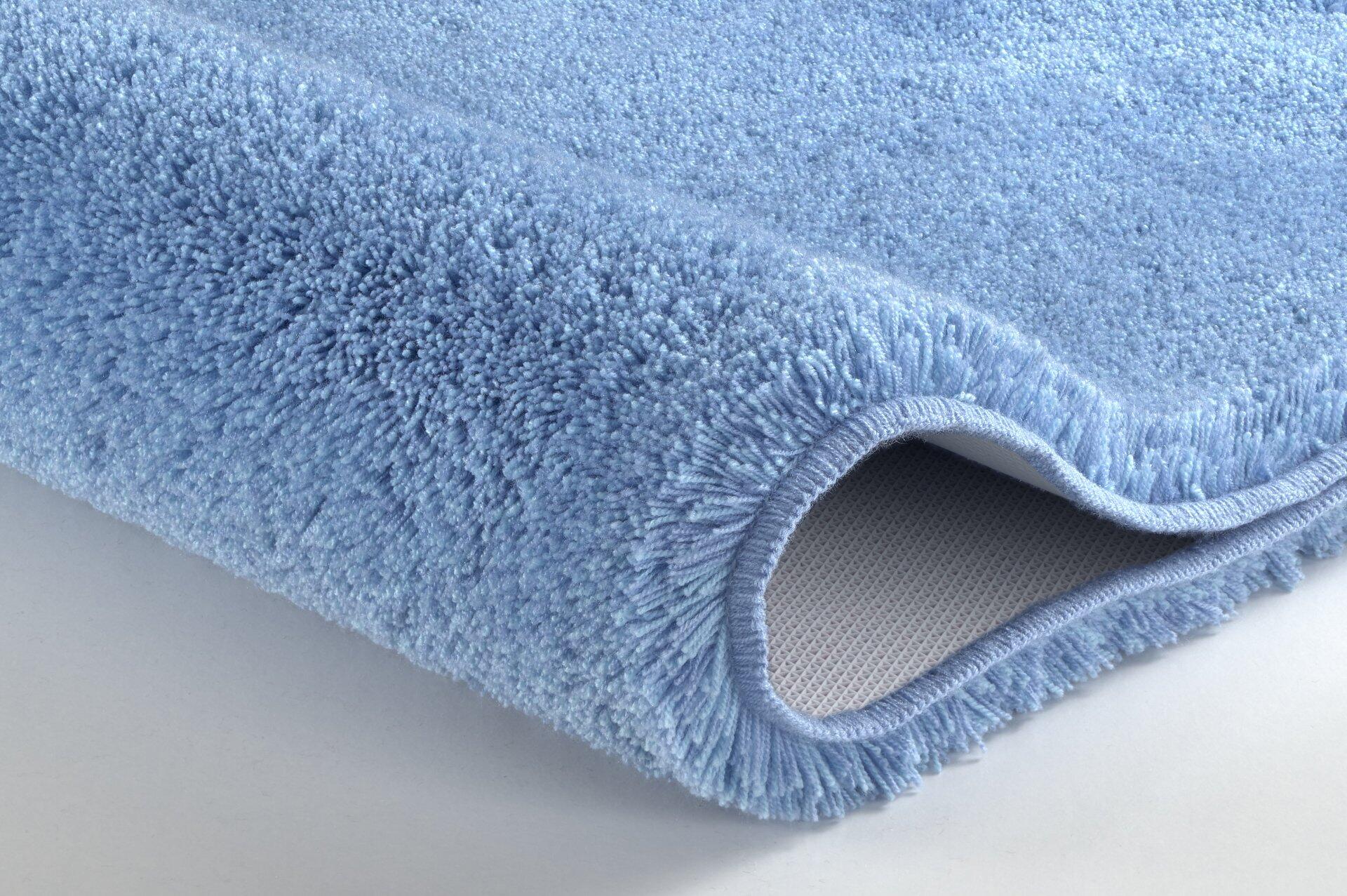Relax Badteppich in hellblau mit flauschigem, dichtem Flor und rutschfester Unterseite, Detailaufnahme zeigt die Textur und die Dicke des Teppichs.