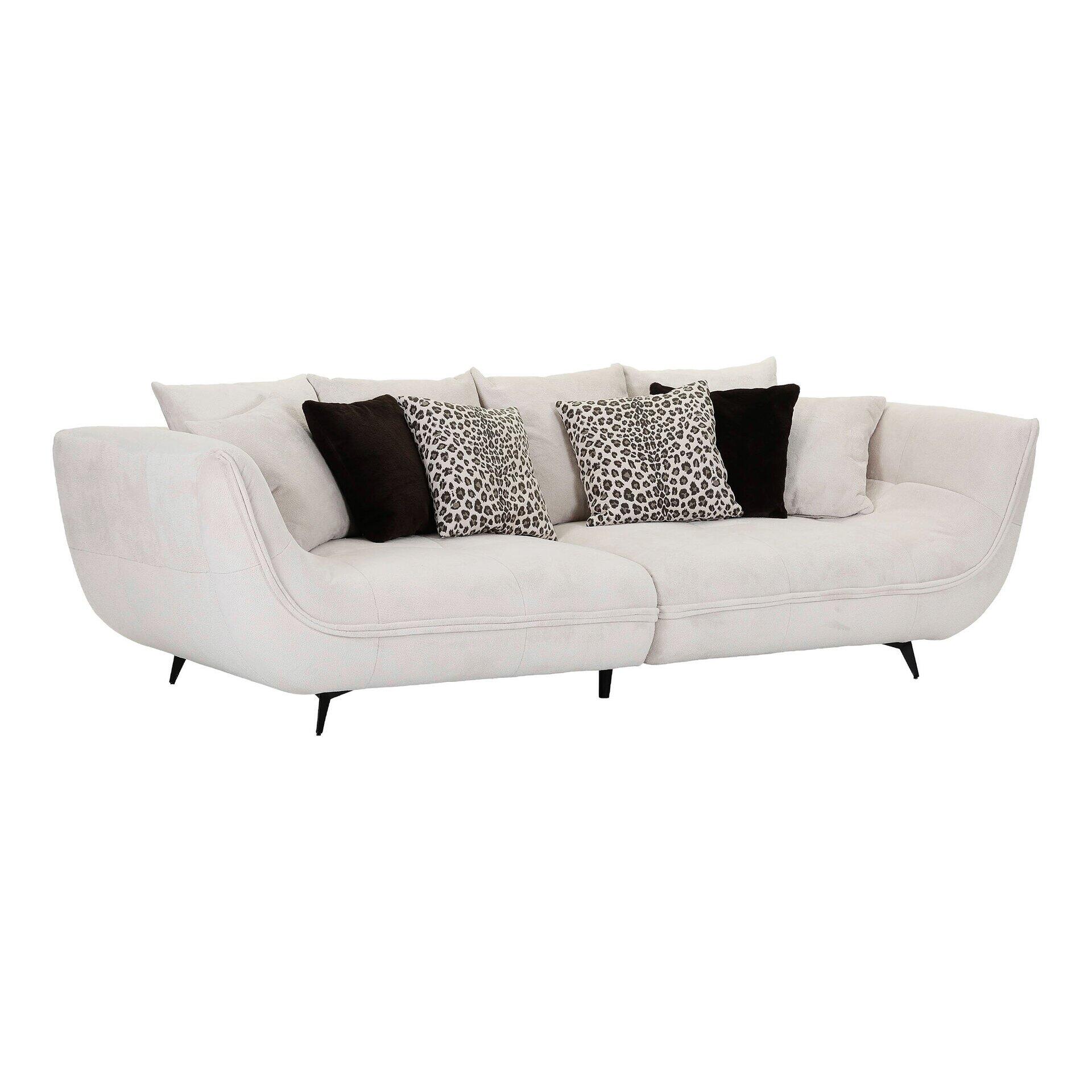 Beige Couch mit geschwungenen Seiten und schwarzen Metallfüßen, Frontalperspektive, mit zwei schwarzen und drei Leopardenmuster-Kissen.