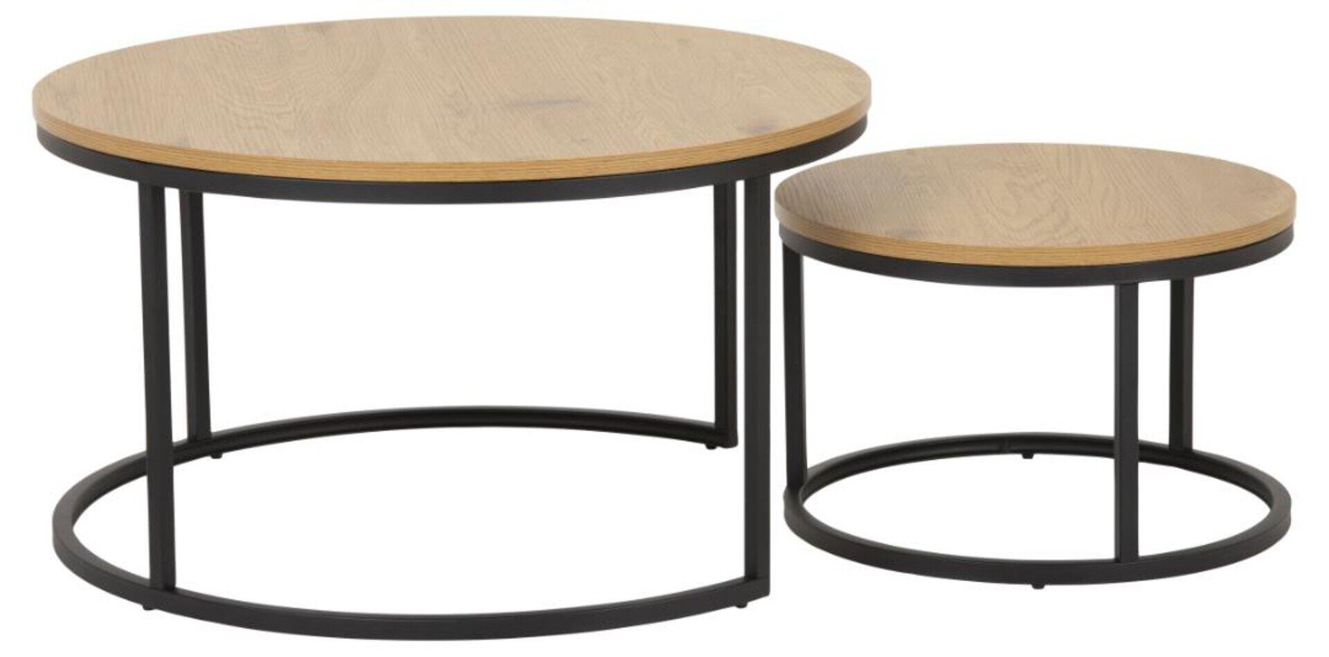Couchtisch Spiro: Zwei runde Couchtische unterschiedlicher Größe, die ineinander verschachtelt werden können, mit hellen Holzoptik-Tischplatten und schwarzen Metallrahmen und -beinen.
