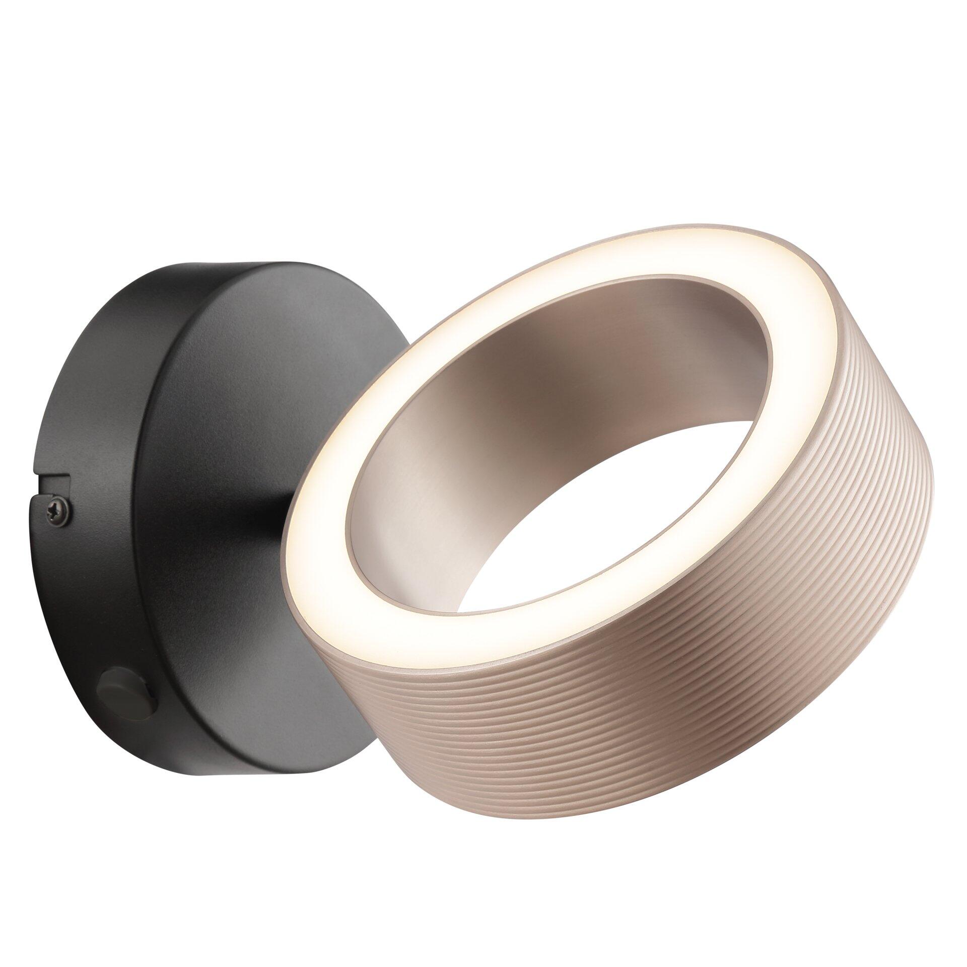 Wandleuchte Axion mit schwenkbarem, goldenfarbenem Leuchtenkopf und rundem Wandhalter, präsentiert in einer Produktaufnahme mit integrierter LED-Beleuchtung.